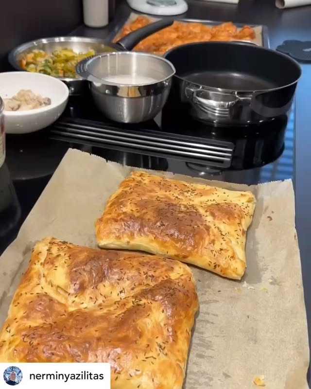 Via: @nerminyazilitas
Hayırlı günler🥰
Bugün pırasalı börek yapacaktım hamuru yoğurdun sonra yapmaktan vazgeçtim ☺️
Fırında kanat ve pilav yapmaya karar verdim,hamuru yoğurmuştum önceden tabi 🤭 onuda peynirli zarf böreği yaptım hikayede paylaştım tarifi çok istendi bende kaydırmalı post olarak paylaştım.
sola kaydırarak yapılışını izleyebilirsiniz 🥰
bu tarifden böyle 6 tane çıkıyor ✉️☺️
zarf böreği
Malzemeler:
1 su bardağı yoğurt
1,5 su bardağı su
1,5 tatlı kaşığı tuz
1 paket kabartma tuzu
tam bir kg un kulandım
Yumuşak bir hamur olacak gerekirse su ekleyin.
Aralarına sürmek için:
150 gr tereyağı
yarım çay bardağı sıvı yağ
İç Harcı :
bir kase beyaz peynir
üzerine sürmek için:
1 adet yumurta 1 yemek kaşığı yoğurt
Açmak için :
Yapılışı
karıştırma kabına un, yoğurt, tuz ve yavaş yavaş su ekleyerek yumuşak bir hamur yoğurun üzerini kapatın 10 dakika dinlendirin.
küçük bir tavada tereyağı ve sıvı yağ eritin.
Dinlenen hamuru 12 beze yapın 1 tane bezeyi 35-40 cm büyüklüğünde açın üzerine erittiğimiz tereyağı sürüp videoda olduğu gibi kare şeklinde katlayın kenara koyun ikinci bezeyide açıp yağlayın ilk yağladığımız bezeyi üstüne koyup tekrar katlayın diğer bezeleride açarak yağlayın. Yağlanan hamurların üzerini kapatın bir saat buzdolabında dinlendirin. Dinlenen hamurları tekrar biraz açıp ortasına peynir koyup uçlarını ortaya doğru katlayın tepsiye yerleştirin bu diğer kalan hamurlarıda aynı şekilde yapın 6 tane zarf böreği oluyor.
Üzerine 1 yumurta ile 1 kaşık yoğurtu karıştırıp sürün isterseniz üzerin susam serperek önceden ısıtılmış 190 derece fırında kızarana kadar pişirin afiyet olsun