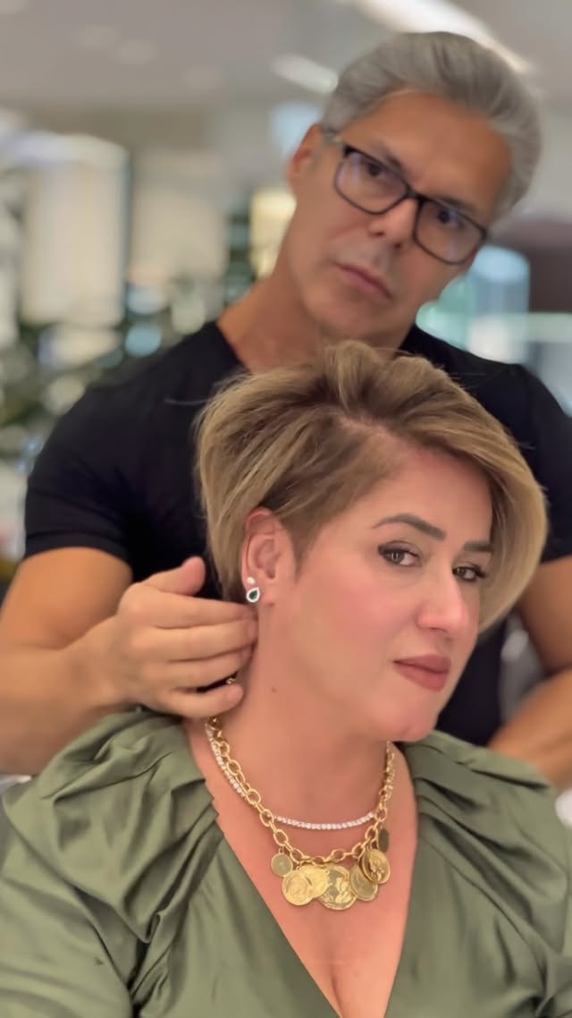 ✂️Leveza e personalidade, é o que o Pixie Cut proporciona❗️ QUAL A NOTA VOCÊ DARIA PARA ESSE CORTE❓
.
.
.
#CorteCurto #PixieCut #BobHaircut #CabeloCurtoFeminino #BixieCut #FrenchBob #WolfCut #ButterflyCut #MulletCut #ShortHairVibes #EmpoderamentoFeminino #CabeloEstiloso #HairInspiration #ShortHairTrend #VisualNovo #BelezaAutêntica #CorteDaVez #tendencia2025