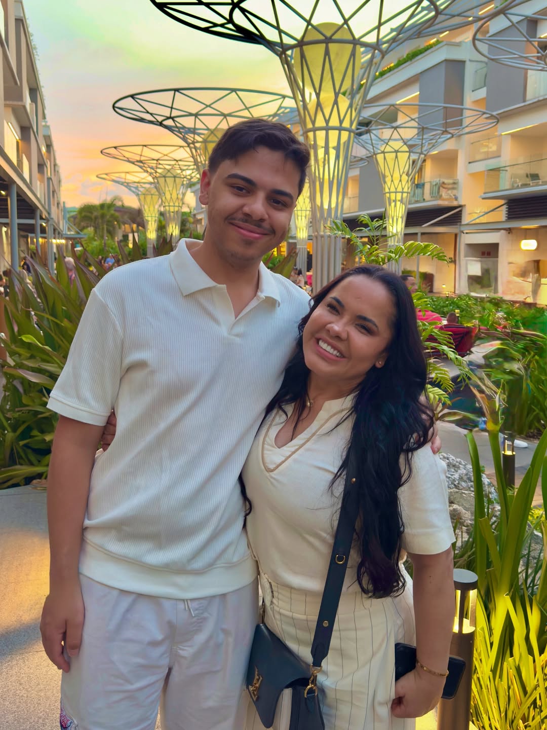 Hoje é o dia dele… o meu caçula … o meu filhinho que se tornou “um homão” .
Ahhh que maravilha… poder comemorar seu 22ºniver com vc filho…
Ver teu crescimento… me enche de alegria e realização…
Você decidiu ir estudar tão longe… e eu e teu pai te abençoamos…
E lá foi vc… realizar teu sonho.
Vejo teu compromisso com Deus e o respeito conosco…
você vai voar alto , eu sei!
Sei que os pensamentos de Deus sobre você são maiores e melhores que os teus…
Tema ao Senhor … e se encha de sabedoria.
Que a mão e a benção do Senhor te acompanhe em tudo!
Você me enche de alegria …
Amo você Filhão!
#ParabénsJosh 🎂🎉🎁👏🏼👏🏼♥️🥰
P.S TODO MUNDO DANDO PARABÉNS PRO JOSH!
Abençoe meu filho aí pessoal!
#MeuLookLindo @loftystyle ♥️