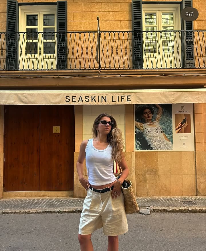 Una parada espontánea.
Un gesto natural frente a SeaSkin Life.
Cuando algo vibra con tu energía… lo reconoces sin buscarlo.
Gracias a la visitante danesa que inmortalizó este instante frente a nuestra boutique sensorial en Palma.
Nos encanta cuando quienes sienten algo… lo capturan.
En Palma. Y también en tu casa.
Descubre nuestros rituales en el spa & shop o en seaskinlife.com
___________________________________
A spontaneous stop.
A natural moment in front of SeaSkin Life.
When something resonates with your energy… you just know.
Thank you to the Danish guest who captured this moment outside our sensory boutique in Palma.
We love it when someone feels it — and freezes it.
In Palma — and at home.
Discover our rituals at the spa & shop or at seaskinlife.com
___________________________________
Ein spontaner Moment.
Eine natürliche Geste vor SeaSkin Life.
Wenn etwas mit deiner Energie schwingt… erkennst du es sofort.
Danke an die dänische Besucherin, die diesen Moment vor unserer sinnlichen Boutique in Palma eingefangen hat.
Wir lieben es, wenn Menschen etwas fühlen — und es festhalten.
In Palma – und bei dir zu Hause.
Entdecke unsere Rituale im Spa & Shop oder auf seaskinlife.com
___________________________________
Et spontant øjeblik.
Et naturligt stop foran SeaSkin Life.
Når noget resonerer med din energi… så mærker du det straks.
Tak til den danske gæst, der forevigede dette øjeblik foran vores sanselige butik i Palma.
Vi elsker, når nogen føler det – og fanger det.
I Palma – og hos dig.
Oplev vores ritualer i spa & butik eller på seaskinlife.com