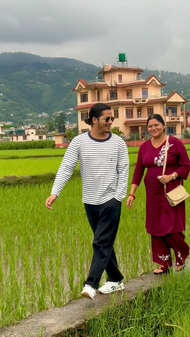 Mom🌻🎶
.
.
.
.
.
#arjunsapkota #pahadisong #instagood #explore #instagram