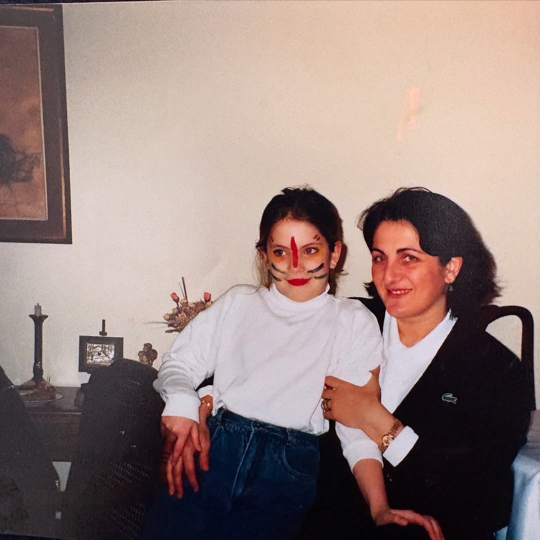 1997! Şu çocuğa bakıp da oyuncu olacağını nasıl anlamadın anne, o kadar testi bana çözdürdün, matematik fizik ne dersler aldırdın, yazın bir valiz kitapla beni tatile götürdün arkadaşlarıma yetişicem diye hızlı hızlı okudum yazdım😂 şaka bir yana, iyi de yaptın, naptıysan doğru yaptın olmasaydın olmazdık annneeeeeee iyi ki doğdun annecim anniskom canım!🥰