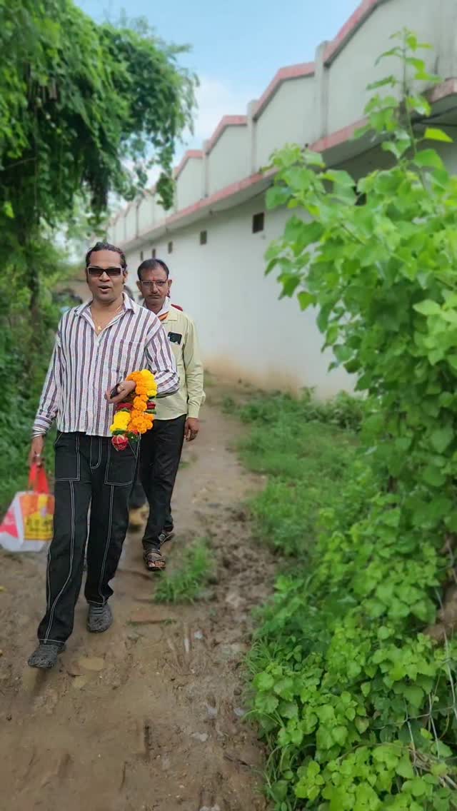 Sadak Nahi Hai Gaon Me
पानी नई है गाँव में,
दबे नीम की छाँव में,
छाले पड़ गये पाँव में,
सड़क नहीं है गाँव में,
बिजली कट गयी गाँव में,
बैठे नीम की छाँव में।
#prakashtiwarimadhur #singer #trending #reels #viral #madhurprakash #stagehacker