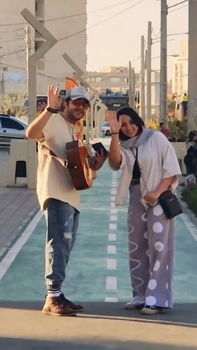 خنده های دختر خانوم بعد اجرای بدم عالی بود😂🎙
در این دوربین مخفی از دختر خانوم خواستم تا بهم آموزش ضبط صدا
با گوشی رو بهم بگه و بعد براش از #گرشارضایی آهنگ خوندم.🎶🎸
🗣:@niima_rahimi
🗣:@niima_rahimi
به قول گرشا رضایی که در این آهنگ میگه:😍
من ار هوای بی تو بی زارم
ب بودنت یک عمره بیمارم
🗣:@niima_rahimi
🗣:@niima_rahimi
این ویدیو یک دوربین مخفی در حوزه خوانندگی است.
#خواننده #دوربین_مخفی #اهنگ #احساسی #دوربینمخفی #گیتار
#singing