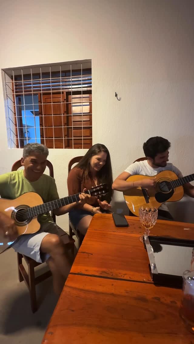 Ontem foi uma noite muito especial!! Estar na presença de @guilhermeferri_ e @nonatocostaoficial é sempre uma alegria e não podíamos deixar de cantar um dos sucessos do poeta.
Sou fã demais 😍❤️🫶🏼