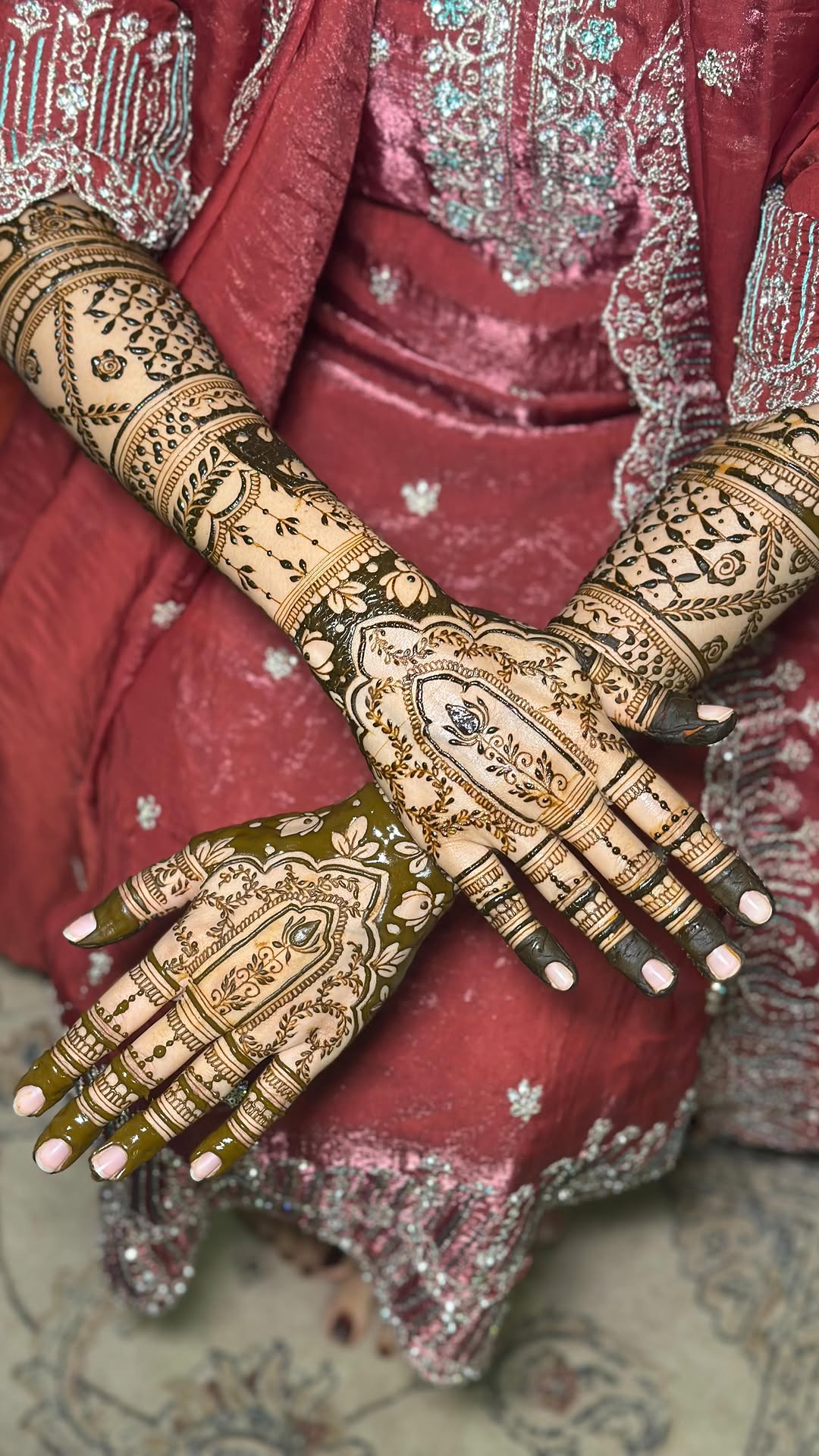 Bridal henna done for the sweetest Dr.Fathima👰♀️
.
.
.
#keralahennaartist #bridalhenna #trendingbridalhenna #fyp #trendingreels #viralhennadesign #trendingbridalhennartist #trendingbridalmehndideisgns #famoushennaartist #backhandhenna