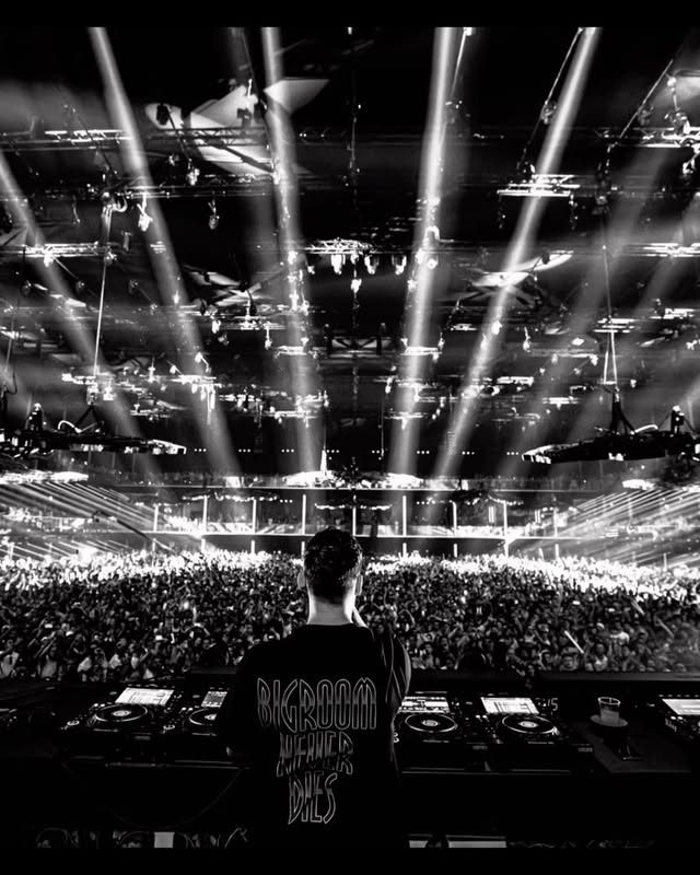 Last year I dropped an EDM throwback set during week 1 of @tomorrowland and it went a little something like this..๐คฉ Whoโs excited for my special United We Are set at the Great Library next week?! ๐ถ๐ฅ
