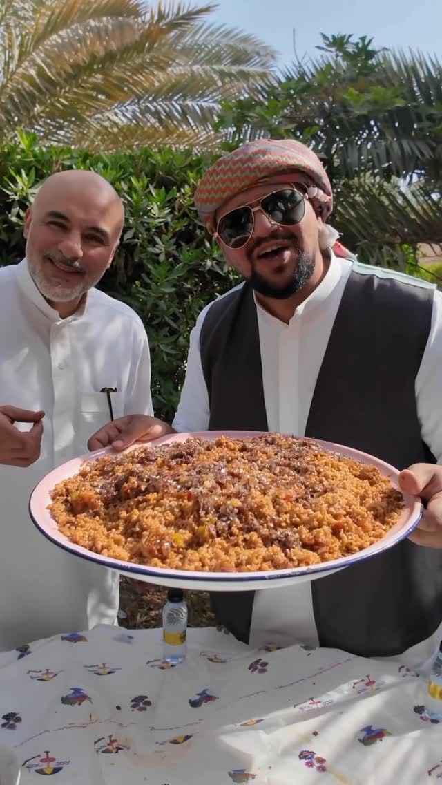 من حسا الخير 📍
قدر مفلقنا الحساوي على أصوله..كل حبة رز تشهد إن النكهة أصيلة والريحة تسبق الطعم 🍚🌴
مع المبدع الشيف فهد @fhadalshuaibi
•
من سلسلة #وصفات_السعودية
للمزيد من الوصفات تابعوني على حسابي : @misho_baeshen@misho_baeshen
•
المكونات :
١- مفلق حساوي ( هريس مفلوق ) ٢ كوب
٢- روبيان مقشر ٣٠٠جم
٣- حبة بصل مفروم ناعم
٤- حبة طماطم مقطعة مكعبات
٥- حبة فلفل رومي
٦- ملعقة كبيرة معجون طماطم
٧- ملعقة كبيرة زبدة او سمن بلدي
٨- ملعقة كبيرة زيت نباتي
٩- حبة لومي ( ليمون اسود )
١٠- ملعقة صغيرة بهار مشكل
١١- ملح حسب الرغبة
١٢- ٤-٥ اكواب مويا مغلي
الارشادات :
١-في قدر نذوب الزبدة ونضيف الزيت
٢- نحط البصل ونقلبه حتى يذبل
٣- نضيف الفلفل الرومي+ الطماطم ونحمسهم سوا كم دقيقة
٤- نضيف معجون الطماطم والملح واللومي كامل والبهارات المشكل فقط ونقلبها حتى تتجانس النكهات
٥- نرمي الروبيان ونقلبه ثواني بسيطة
٦- نضيف المفلق مباشرة فوق الحشوة
٧- نصب الماء المغلي حتى يغمره ( ١ الى ١.٥ سم فوق المفلق )
٨- نرفع النار ونخليه يغلي ١٠-١٢ دقيقة حتى يبدأ المفلق يبان
٩- نغطي القدر وننزل النار لأقل درجة ( نار الشمعة ) ونتركه ٢٠ دقيقة يتكتم
١٠- نكشف الغطا ونتأكد انه شرب مويه واستوى ولو فيه رطوبة نتركه مكشوف دقيقتين
#طبخ
#مفلق_حساوي
#اكل
#الحسا