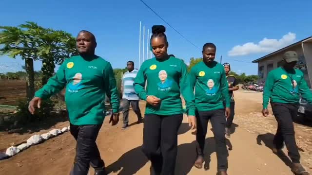 Jana nilipata wasaa wa kutembelea Chuo chetu cha UVCCM Tunguu aka DAMBWE kilichopo Zanzibar na kukagua maendeleo ya madarasa, mabweni na miradi ya kimkakati.
Nilifanya ukaguzi huo nikionyeshwa maendeleo hayo na Naibu Katibu Mkuu UVCCM Zanzibar, Ndg. Abdi Mahmoud Abdi ambapo alinionesha miradi ya shamba la mahindi, nyanya, pilipili hoho na miti ya matunda ikiwemo papai ambayo hii yote imeanza kuleta faida kwa kuuza kwa wananchi.
Pia nimejionea maendeleo ya mradi wa ufugaji wa kuku wa mayai ambayo yanauzwa kwa Wananchi na tayari UVCCM Afisi Kuu Zanzibar imekaribisha wananchi kununua biashara hizo.
Nimewapongeza viongozi wote kwa kusimamia vizuri fedha za ujenzi wa chuo hicho na zaidi Mwenyekiti wetu Cde. Mohamed Ali Kawaida kwa kuhamasisha viongozi wa Serikali na Chama na wadau mbalimbali wa chuo chetu kushirikiana nasi katika kufanya maboresho haya tunayoyaona.
@comrade_kawaida @abdimahmoud @uvccm_tz @uvccm_zanzibar