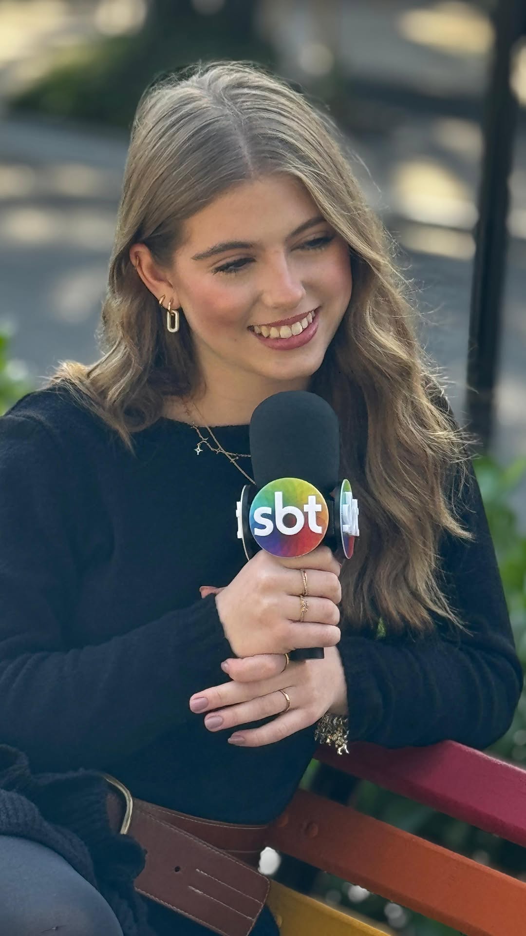Foi dia de muita correria — e muita alegria! 🎬✨ Nesta terça, nossa @lorenaqueiroz marcou presença nos estúdios do SBT: teve gravação, passeio pela cidade cenográfica e ainda participação especial no @fofocalizando ao lado de @danielaaedo. Uma agenda cheia, do jeitinho que a gente gosta! 🤩
#rvnassessoria #assessoriadeimprensa #LorenaQueiroz #SBT #DaniAedo
