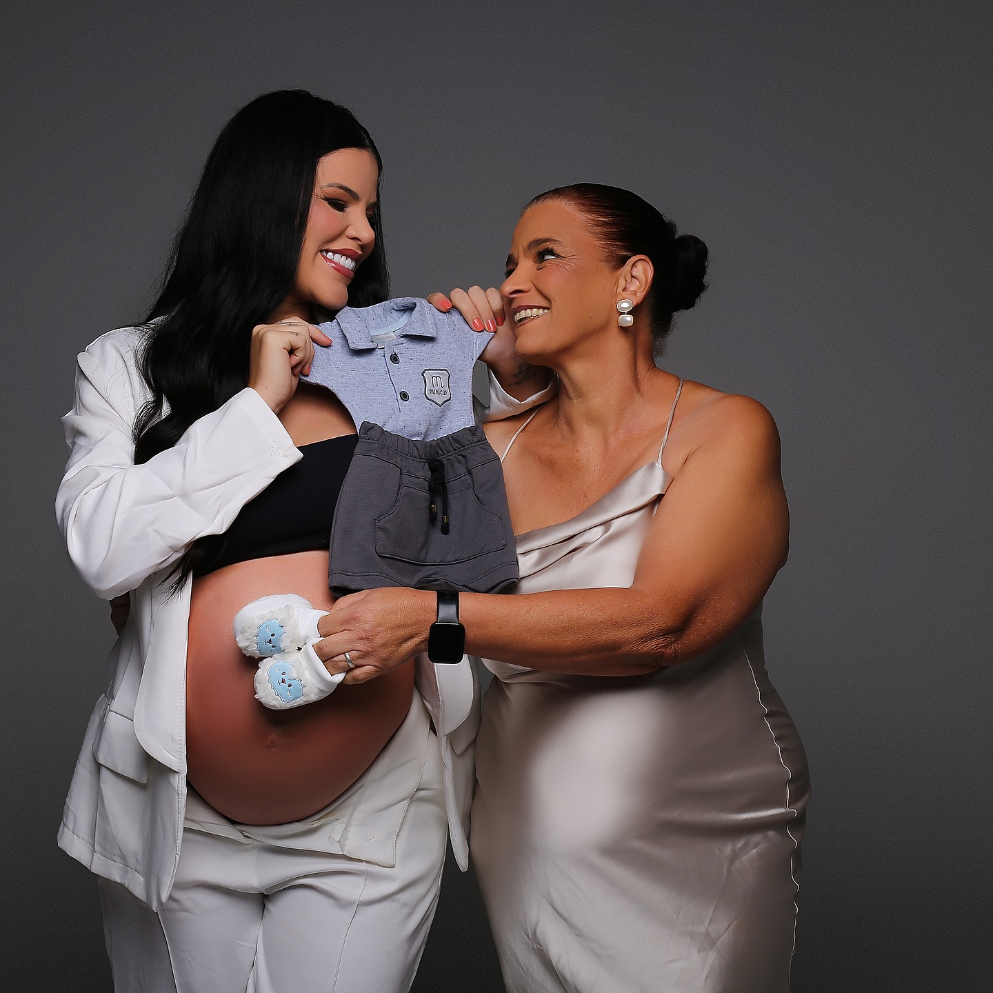 E a vovó poderosa fazendo poses de casal comigo. 😅😍
Nessas fotos há 3 gerações e um só amor.
Minha mãe, eu e meu príncipe que cresce aqui dentro.💙
Somos o passado, o presente e o futuro…
Ligadas por um cordão invisível que o tempo só fortalece. 💫🙏
…
Ensaio feito pelo @studiotgfotos
…
#ensaiogestante #gravidez #gravida