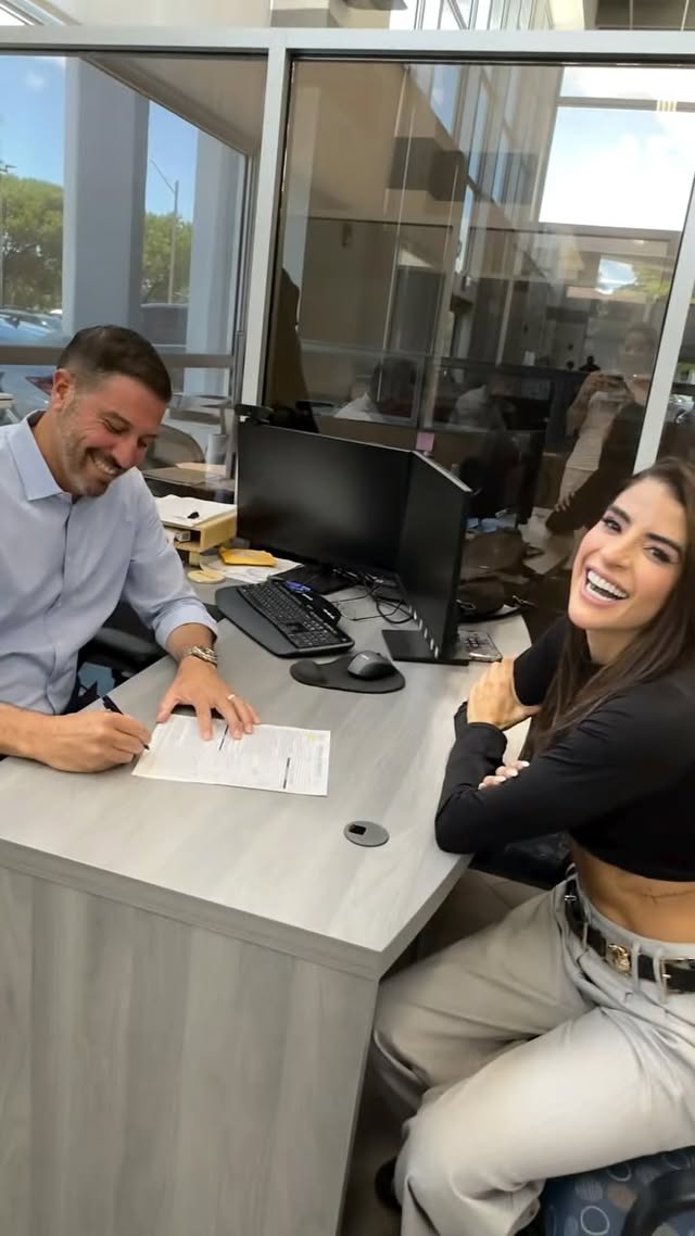 Nos llena de orgullo presentar oficialmente a Kerly Ruiz como la nueva embajadora e imagen oficial de Doral Auto Collection, North Miami Auto Collection y Largo Honda, representando con su carisma, autenticidad y profesionalismo a todas nuestras marcas: Acura, Volkswagen, Kia, Hyundai, Subaru, Buick, GMC y Honda.
Kerly no solo es una figura reconocida por su talento como artista y presentadora, sino también por su conexión genuina con la comunidad. Su historia inspira: una mujer que ha conquistado espacios con su voz, su estilo y su esencia, y que ahora se une a nuestra gran familia para seguir construyendo sueños sobre ruedas.
Desde Doral hasta North Miami y Homestead, celebramos y le damos la bienvenida a una mujer que representa lo mejor de nuestra identidad: pasión, compromiso y corazón.
¡Bienvenida, Kerly! Gracias por ser parte de este viaje. 🚗💫