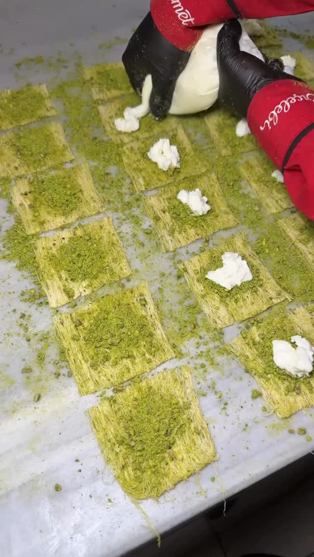@mehmetercelebikadayif Gaziantep’in meşhur kadayıfı! İncecik tel kadayıfın arasına Antep fıstığı, üzerine mis gibi şerbet… Bu tatlı bir efsane! 🌿
#Gaziantep #YöreselTatlar #KadayıfZamanı