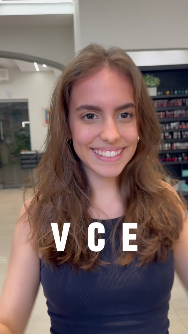 @manuoliveiragomes
“Pela primeira vez, Manuela se permitiu cortar o cabelo mais curto — e o resultado foi transformador! ✂️✨ Um comprimento médio, moderno e sofisticado, que traduz com força o novo momento que ela está vivendo. Uma mudança cheia de identidade, leveza e coragem. Ela amou… e a gente também!”
@wellaprobrasil