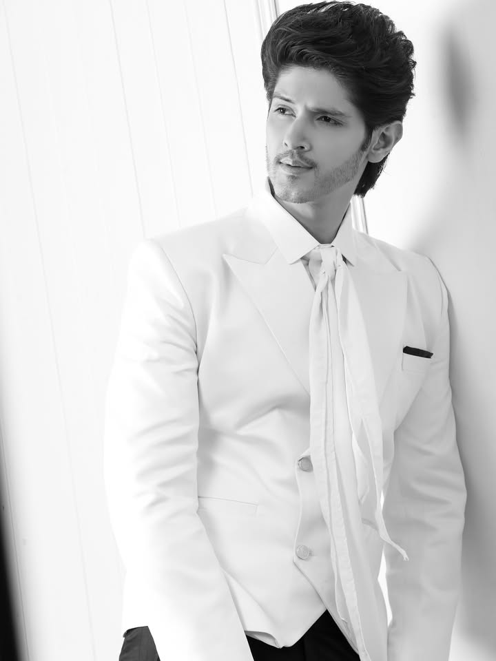 Majestic in Monochrome ✨🤍
.
.
.
📷 @photographer.sandy
Edited by @realhim
Styled by @designersneha1
@nagma_the_fashion_hub
Outfit @labelparampara
Shoes @nagadesigns