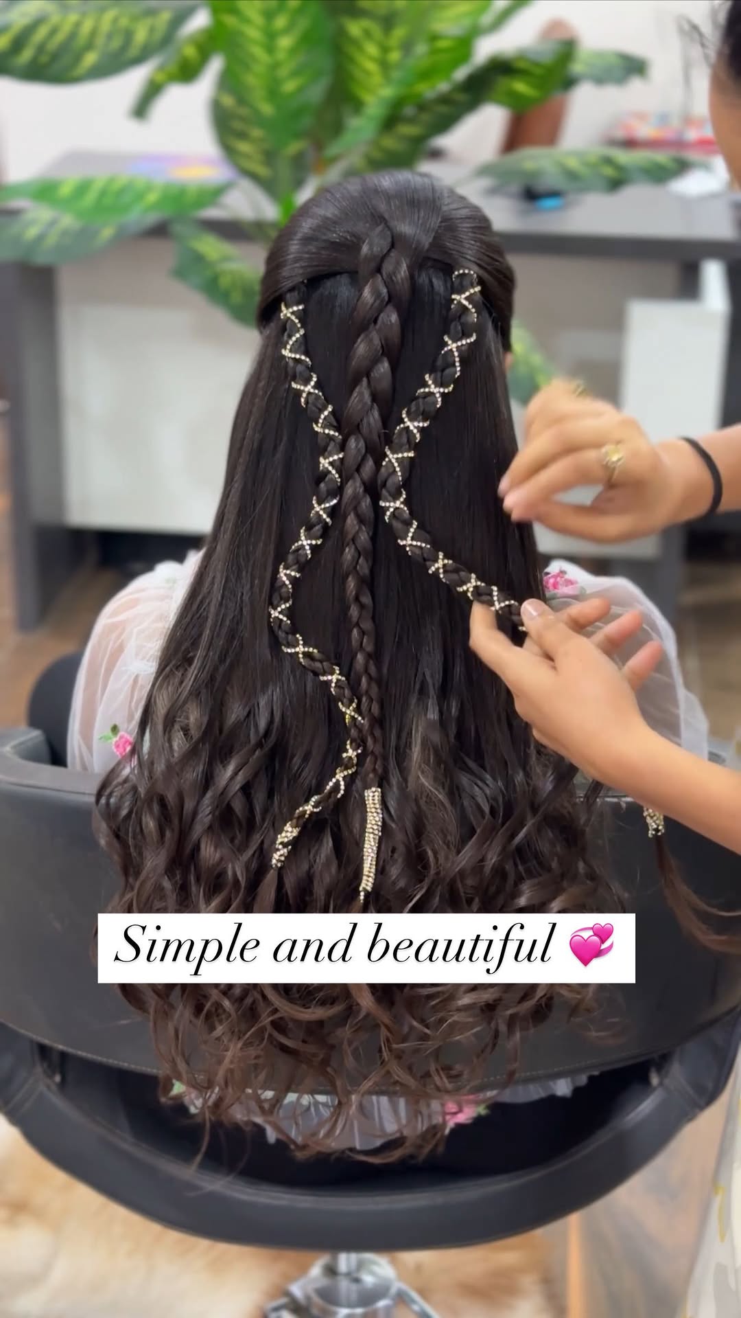 Simple & beautiful hair style with touch of hair accessories ✨ @harsha.modi31 @vivah.beauty.care
📳Unjha
+91 95107 48842
📳Mehsana
+91 94085 53779, +91 81604 28768
🔖Book your appointment with us