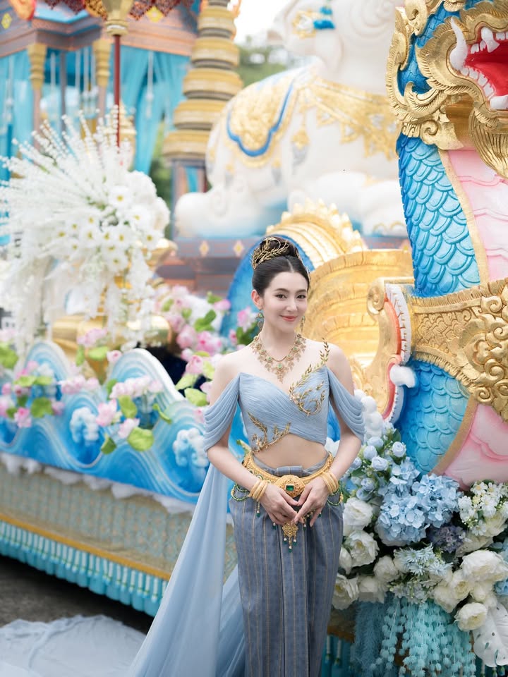 รอยยิ้มสดใสที่ทุกคนมอบให้เบลในงานแห่เทียนเข้าพรรษา จ.อุบล ของ ”สินเชื่อกรุงไทยบ้านแลกเงิน“ ทำให้เบลใจฟูมากเลยค่ะ 💙
ขอบคุณกรุงไทยที่มอบประสบการณ์นี้ และขอฝากด้วยนะคะ สำหรับสินเชื่อกรุงไทยบ้านแลกเงินที่จะคืนรอยยิ้มให้ทุกคนได้ ดอกเบี้ยคงที่ปีแรก เริ่มต้น 4.99% ต่อปี* ผ่อนนานสูงสุด 30 ปี และอย่าลืมนะทุกคน ควร! กู้เท่าที่จำเป็นและชำระคืนไหว
*อัตราดอกเบี้ยที่แท้จริงตลอดอายุสัญญาอยู่ระหว่าง 6.50%-7.98% ต่อปี (ณ วันที่ 1 ก.ค. 68) สมมติฐานการคำนวณมาจากอัตราดอกเบี้ย MLR = 6.75% ต่อปี (ณ วันที่ 15 พ.ค. 68) | อัตราดอกเบี้ยลอยตัวสามารถเปลี่ยนแปลงเพิ่มขึ้นหรือลดลงได้ ดูรายละเอียดการคำนวณเพิ่มเติมที่ www.krungthai.com | เงื่อนไขและหลักเกณฑ์การพิจารณาสินเชื่อเป็นไปตามที่ธนาคารกำหนด
#กรุงไทย #Krungthai #สินเชื่อกรุงไทยบ้านแลกเงิน #บ้านแลกเงิน #เบลล่าแห่เทียนอุบล