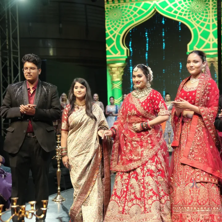 Walking with celebrity @piyalipmunsi and celebrity designer @officialgunjanjain in @irwshow held at Hyatt Centric Janakpuri
Pre finale by @gunjanjaincouture
.
.
.
.
.
.
#instagram #fashionshoot #fashionshow #trending #new #newpost #vrpicture