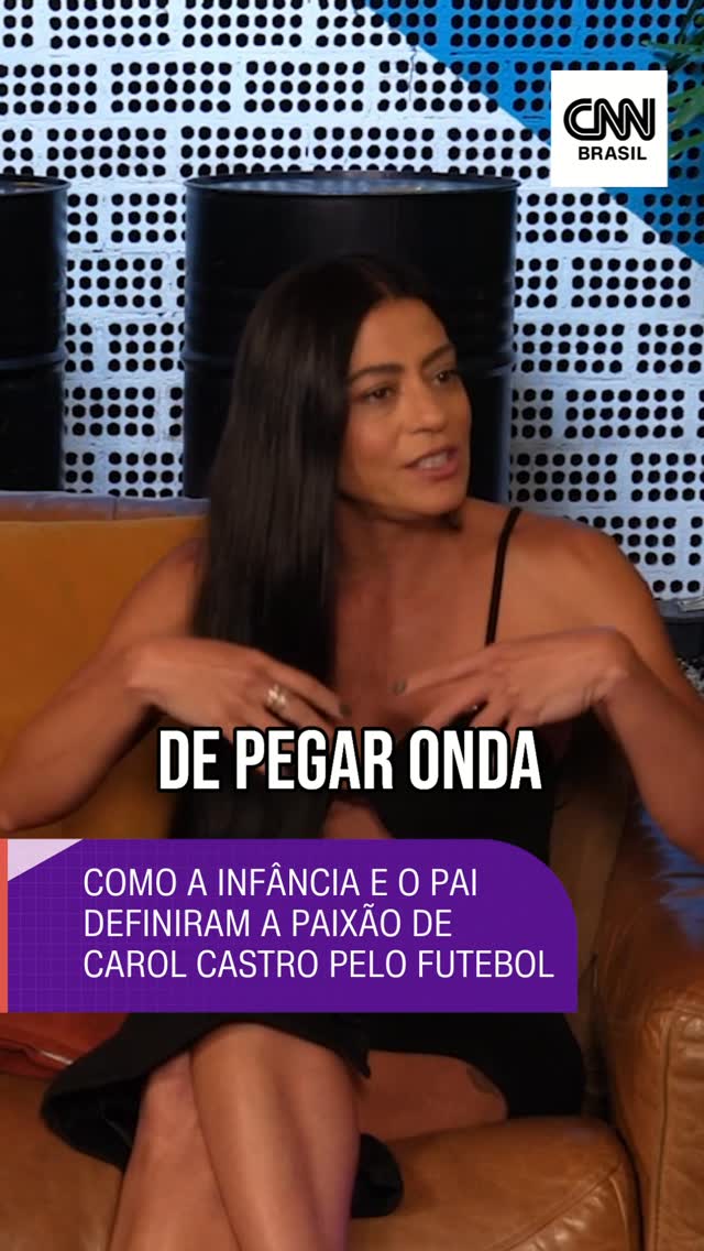 Assim como sua personagem em Jogo Cruzado, @castrocarol tem uma verdadeira paixão pelo futebol. Esse amor pelo esporte vem desde a infância, quando jogava bola, e também por influência de seu pai, Luca de Castro, torcedor do Fluminense.
Carol contou que o pai foi fundamental na sua preparação para viver Elisa, uma jornalista esportiva na trama. Infelizmente, ela o perdeu durante as gravações da série. Uma perda dolorosa, mas que tornou sua entrega à personagem ainda mais profunda e significativa.
O #NaPalmaDaMari completo está disponível no YouTube da CNN Pop e nas plataformas de áudio. Link na bio!
#CarolCastro #Futebol