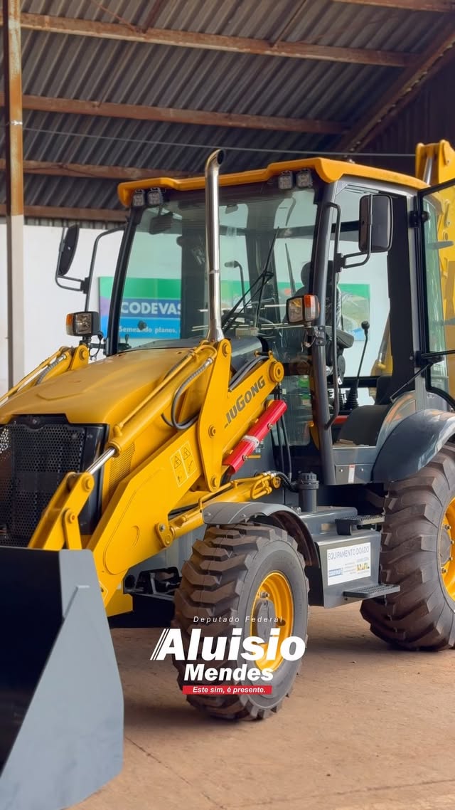 🚜 Honramos mais um importante compromisso com o povo de Capinzal!
Entregamos ao prefeito Abnadar Portela e ao secretário Cleriston, uma máquina patrol que fará toda a diferença na estrutura do município.
Esta ação reforça nosso compromisso de levar mais desenvolvimento ao Maranhão, entregando equipamentos que garantem infraestrutura digna para a população.
Seguimos firmes, entregando resultados concretos e presença efetiva do governo municipal em cada canto de Capinzal!