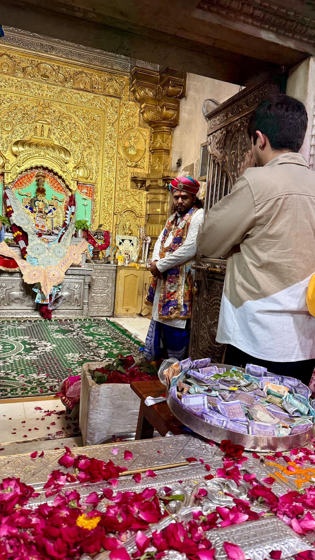 Being here this moment I’ll never forget. All that l’ve got I will never forget. I’m blessed, grateful and so thankful. You’ve given me so much that I had dreamt of...... thank you Sawariya Sethji 🙏🏻♥️🧿
#ridhamjataniya #sawariyaseth #blessed #reels #spiritual #udaipur #chittorgarh #rajasthan