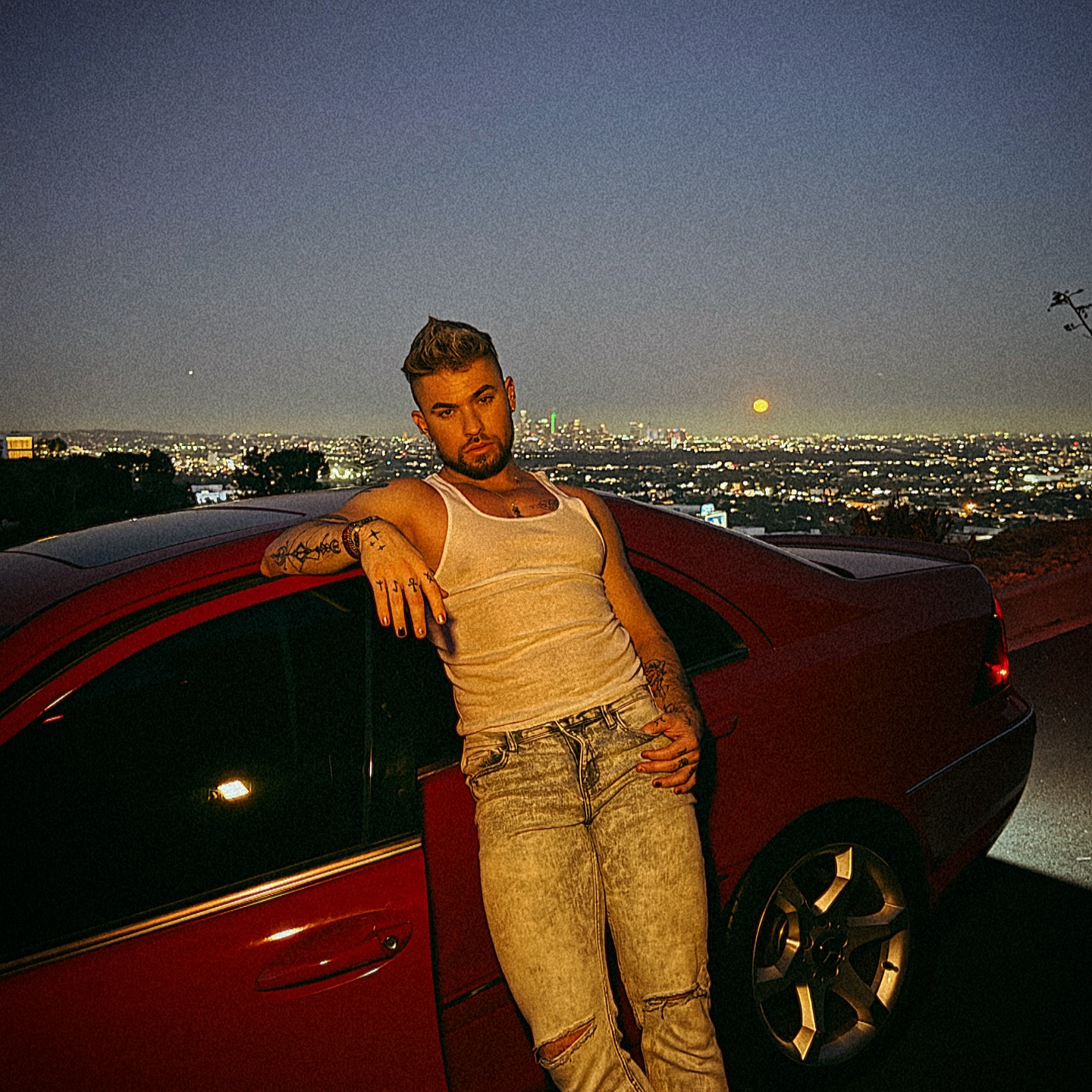🌕 🪄 Full moon above, no need to explain anything
•
•
•
•
#fullmoon #summernights #vintagevibes #mensstyle