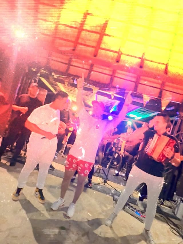 😋QUE CUMPLEAÑOS 😋
En la vida es mejor tener amigos que plata… y en este cumpleaños lo confirmé , Gracias a todos mis amigos q me acompañaron , nombrarlos a todos es muy largo pero ustedes saben que los adoro con mi ❤️ me siento bendecido de tener tantos amigos buenos y personas que me quieren tanto y me lo demostraron en este día tan especial 🫶
Se los juro ,No fue un día cualquiera… fue el mejor cumpleaños de mi vida, Se juntaron todas las piezas: un sitio soñado, los grupos que siempre quise escuchar en mi fiesta, mi familia completa seres queridos y mi hijo, que vino desde USA 🇺🇸 solo para estar conmigo.
La pasé increíble.
Soñé alguna vez con celebrar así, rodeado de amor, música y lealtad…
Y gracias a mis amigos y a mi familia, ese sueño se volvió realidad.
¡Gracias por tanto! 🥂
Los quiero con el alma. Gracias a @luismarioonate @ivan_zuletab @haffitdavid @carlosruedap @millersebastianoficial @alejandroelzagal @yaoyzaaoficial @josedariorozco @thefacesofficial