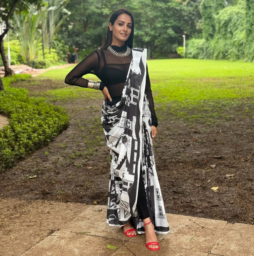 🖤
This has to be one of my most fav looks!
Thanks @ananyaarora2013 ACED IT! 😍
Jewellery by- @aquamarine_jewellery @sangeetaboochra
Gorgeous saree by @suta_bombay #besotted