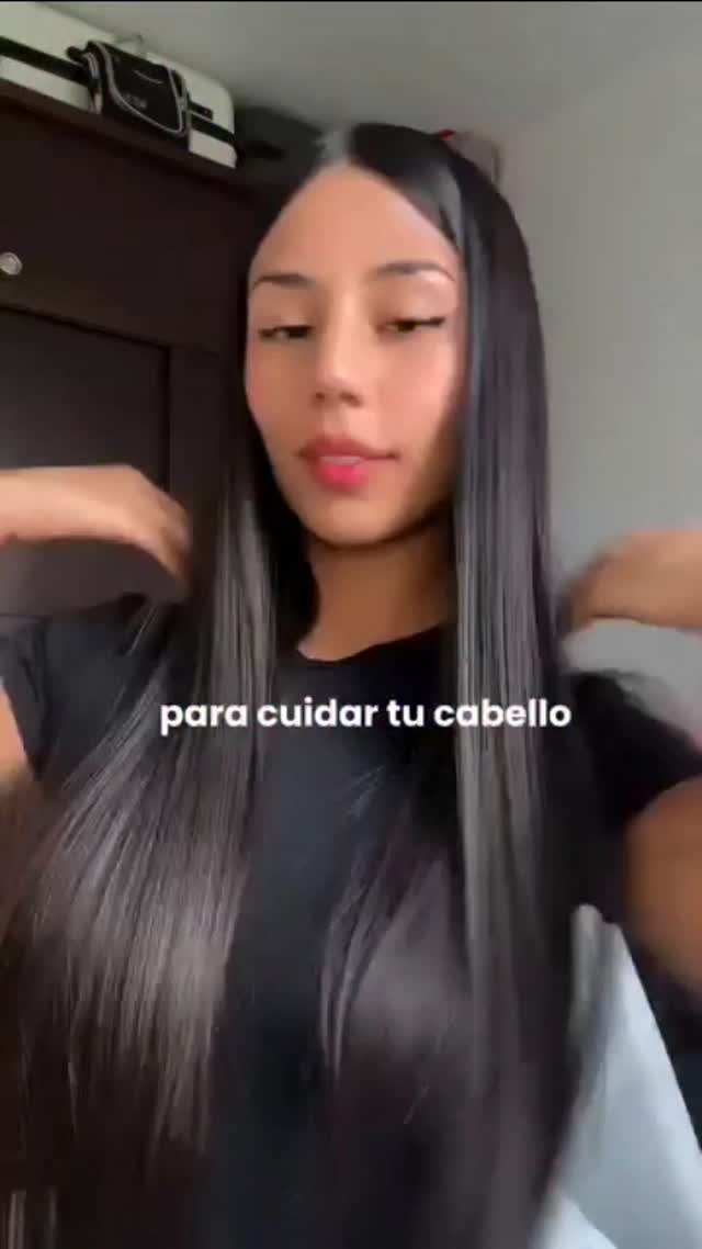 Mis 3 tips favoritos 🤝
1- Marcas como Tangle Teezer, Ricca Ricca tiene varias opciones de cepillos buenos y flexibles.
2- Para reparadores, elige los que contienen aceites vegetales y silicona para proporcionar protección.
3- En el pre-champú, puedes usar una mascarilla ligera, como Skala, Yamasterol, o incluso una crema para peinar o un acondicionador. Para darle un empujón, añade unas gotas de aceite vegetal (aceite de jojoba, aguacate, coco, semilla de uva...).
REPOST Y CREDITOS: @casstellanos__
🔰 Te ha gustado? Siga a @cabelloperfecto__ para obtener más contenido como este✨