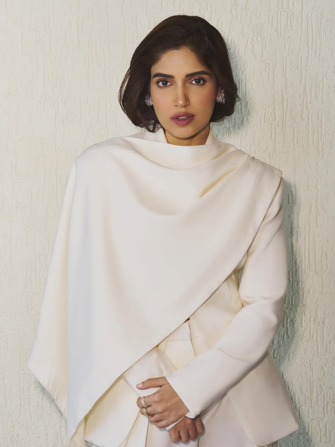 💭🤍 🌬️
.
.
.
.
.
.
.
Outfit- @davidkomalondon
Earrings - @signaturejewellery.in @ascend.rohank
Rings - @goldengazellegems
Footwear- @christianlouboutin
Styled by - @manishamelwani
Team- @ria.Kothari @sim.ran_awayy