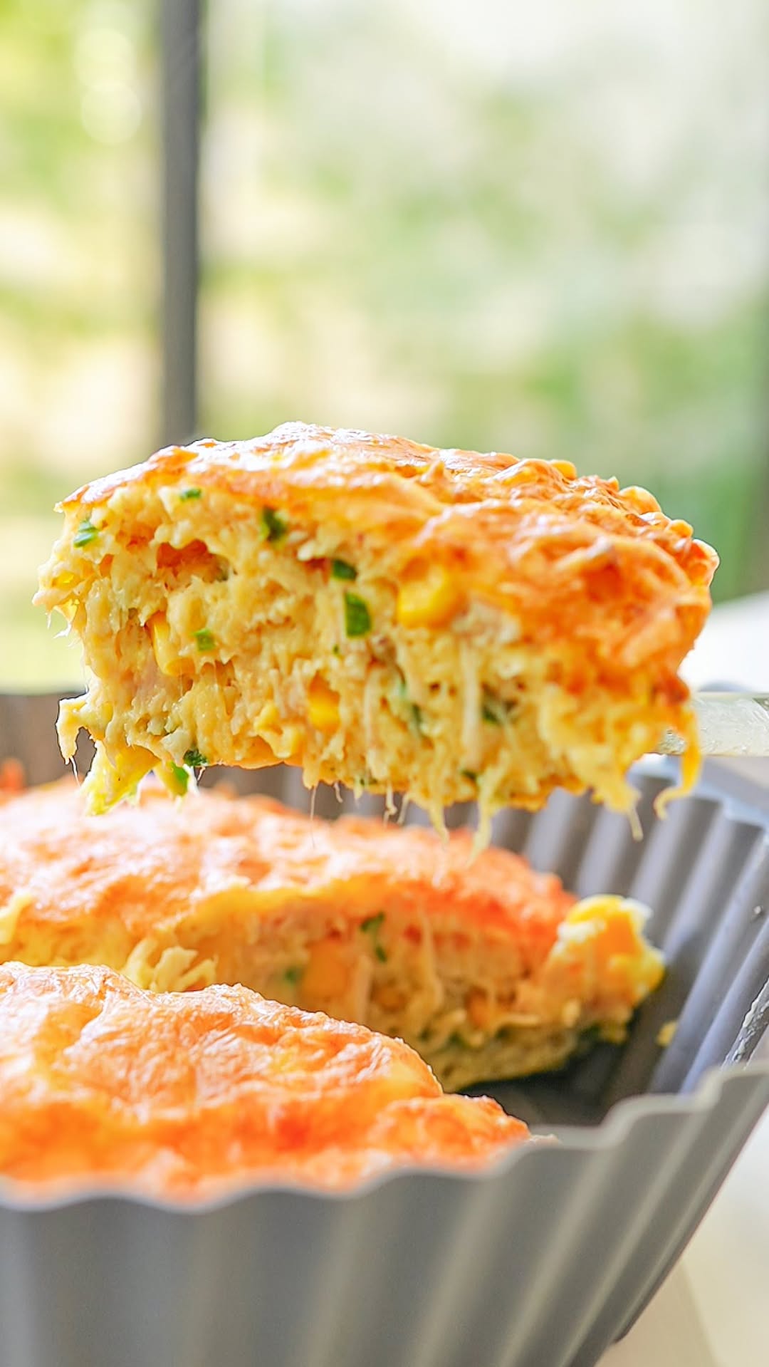 Torta de frango fácil 🥧 menos de 200 calorias e mais de 15g de proteína por fatia.
Depois de testar algumas receitas de tortas de frango, essa por enquanto é a minha favorita por alguns motivos:
1- tem casquinha crocante e é cremosa.
2- preparo simples.
3- ingredientes baratos.
4- é boa quente e fria.
5- não contém glúten.
6- proteica e baixa em calorias.
📌 Salva essa receita para lembrar de fazer.
👯♀️ Marca aquele amigo que gosta de testar receitas práticas.
Ingredientes
3 ovos
200g de frango desfiado
100g de creme de ricota ou cottage
100g de tapioca
80g de milho verde
1/2 de xícara de cebolinha picada
Sal e pimenta a gosto
Opcional: queijo minas padrão ou mussarela para finalizar a torta
Siga o passo a passo do vídeo para preparar.
Como fazer frango desfiado?
É só colocar o peito de frango na panela de pressão, temperar com sal e outros temperos a que você goste e cobrir com água. Cozinhe por 15 minutos contando a partir do momento que pegar pressão.
Eu acho torta uma opção muito prática para o dia a dia. Vocês querem mais versões de tortas por aqui?
Qual sabor de tortas vocês escolhem para o próximo vídeo? Escreve aqui embaixo👇
#receitafacil #receitasfaceis #receitaspraticas #receitapratica #receitas #receita #receitasfit #receitafit #receitasaudavel #receitassaudaveis #comidadeverdade #tortadefrango #tortafit