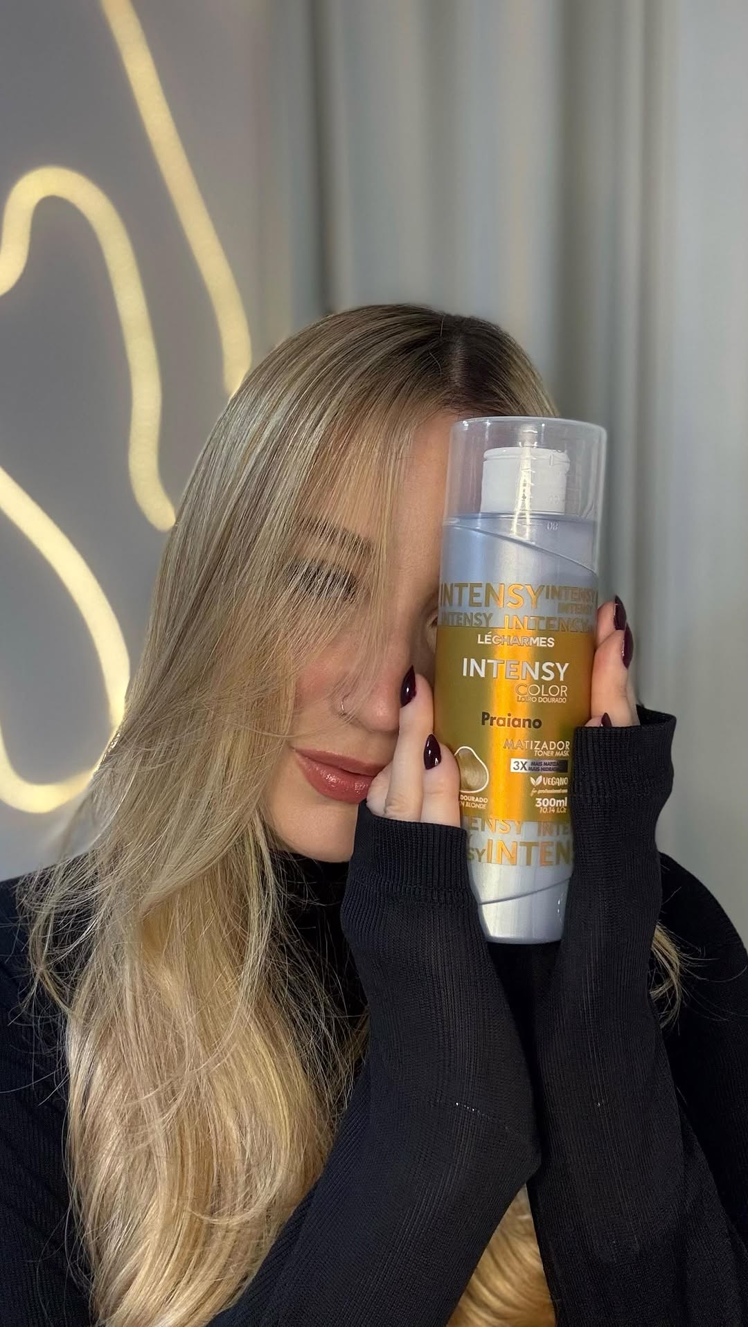 Sabe aquele loiro com cara de praia, sol e saúde?
É esse aqui. ✨💛
Leve, iluminado e poderoso — do jeitinho que a LÉCHARMES entrega.
🌞 Cabelo dourado com brilho de verão o ano inteiro.
#Lécharmes #LoiroPraiano #MatizadorGold #BrilhoDeSalão