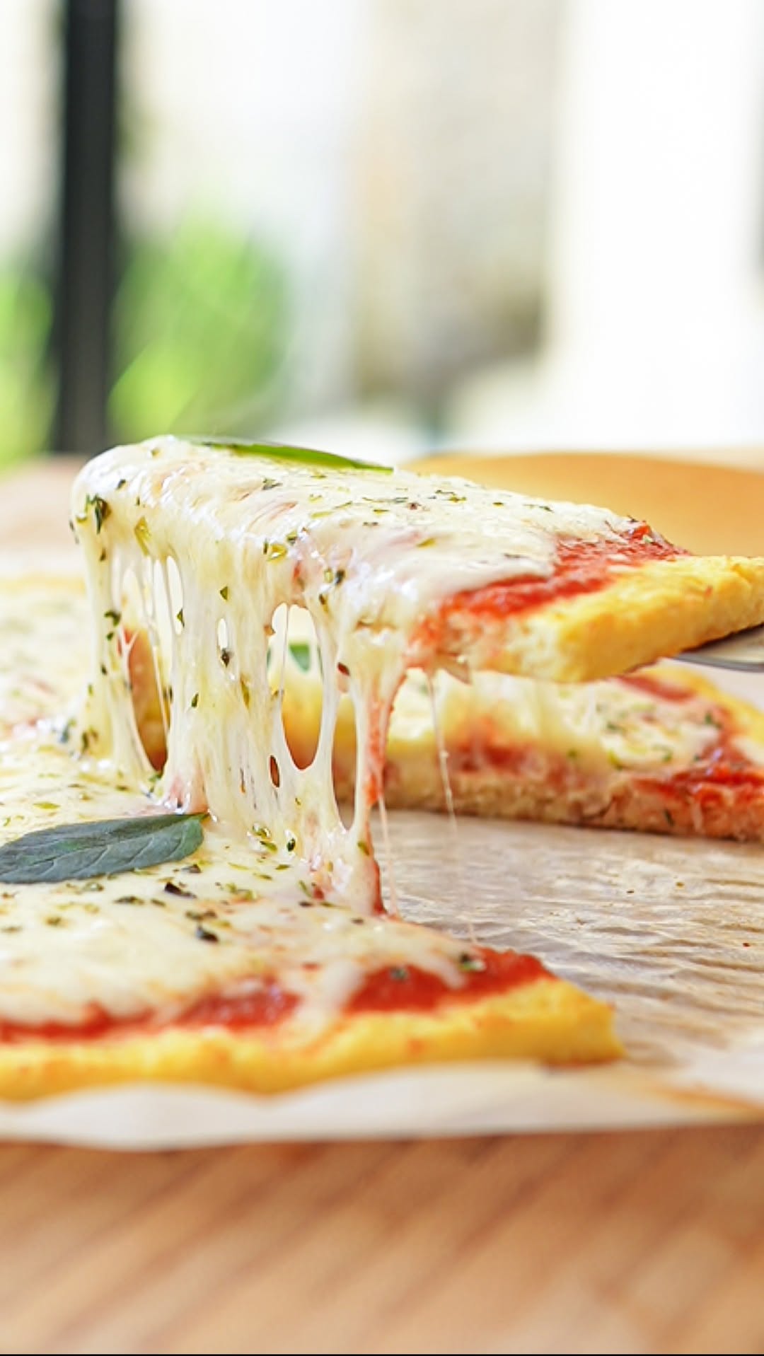 Minha pizza lowcarb favorita 🍕⬇️
Como hoje é dia da pizza, tem receita especial.
Essa receita é o acompanhamento perfeito para uma boa série de TV.
Ela sempre é lembrada quando nós queremos comer algo reconfortante e gostoso aqui em casa sem precisar recorrer às comidas do delivery.
Lembre de guardar esse vídeo para não perder a receita!
INGREDIENTES DA MASSA (1 pizza para 2 pessoas)
1 couve flor grande
½ colher de chá de sal
1 ovo
1/2 xícara de parmesão ralado
1 dose do Collagen Protein Sabor Neutro da @puravida.com.br
Use meu cupom BETTOPURAVIDA para ganhar 10% de desconto comprando no site da @puravida.com.br
INGREDIENTES DO RECHEIO (opcional)
2 xícaras de Mussarela de búfala
Molho de tomate da sua preferência
Orégano e manjericão
Siga o passo a passo do vídeo para fazer!
Asse no forno pré aquecido a 250°C por 20-25 min.
OBS: O tempo de assar pode variar conforme o forno.
Envie esse vídeo para aquela pessoa que ama pizza! ♥️🍕
Publicidade
#receitafacil #receitasfaceis#receitaspraticas #receitapratica #receitas #receita#receitasfit #receitafit #receitasaudavel #receitassaudaveis #pizza #Puravida