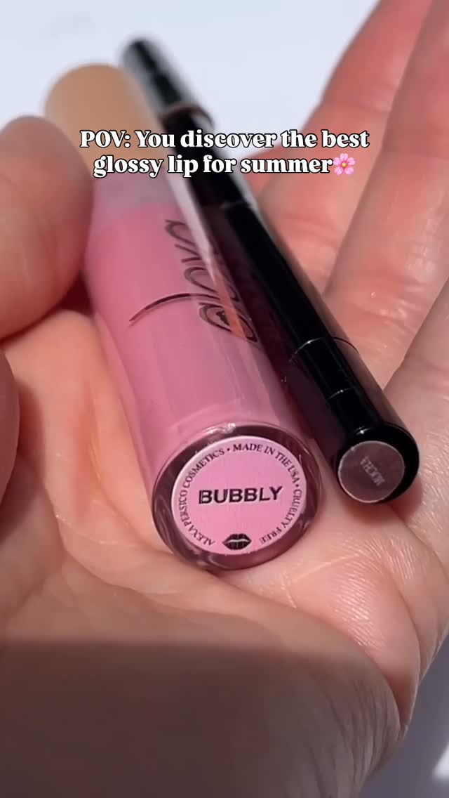 It’s giving glassy shine, barely-there pink, and ✨ main character glow ✨
Swipe it on and suddenly… you’re the moment 💄🍓🧊 @makeupbyjenm