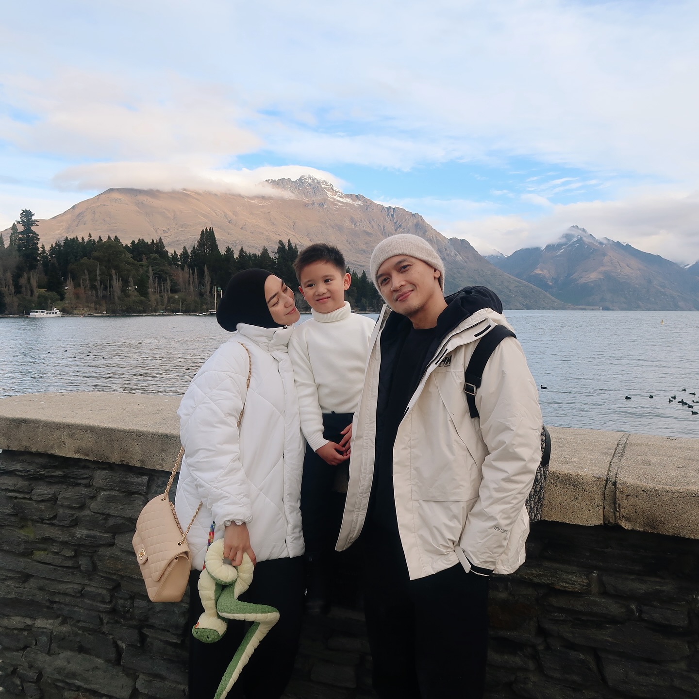 liburan kali inii memiliihh new zealand 🇳🇿 karna emg belum pernah ajaaa gidu….sekalian mau coba campervan niat nya (tiba2 anak gunung gak tuc) 🤏🏻🤭 day 1 cuma muter2 city aja sambil jalan2 liat bebek 🦆 daaaaan ada yang seneng bgt pastinya (u know kan siapa 👶🏻) slide 6 udah pengen nyebur aja itu bayiiii…. Papa langsung panique pastinyaa 🤏🏻🤏🏻