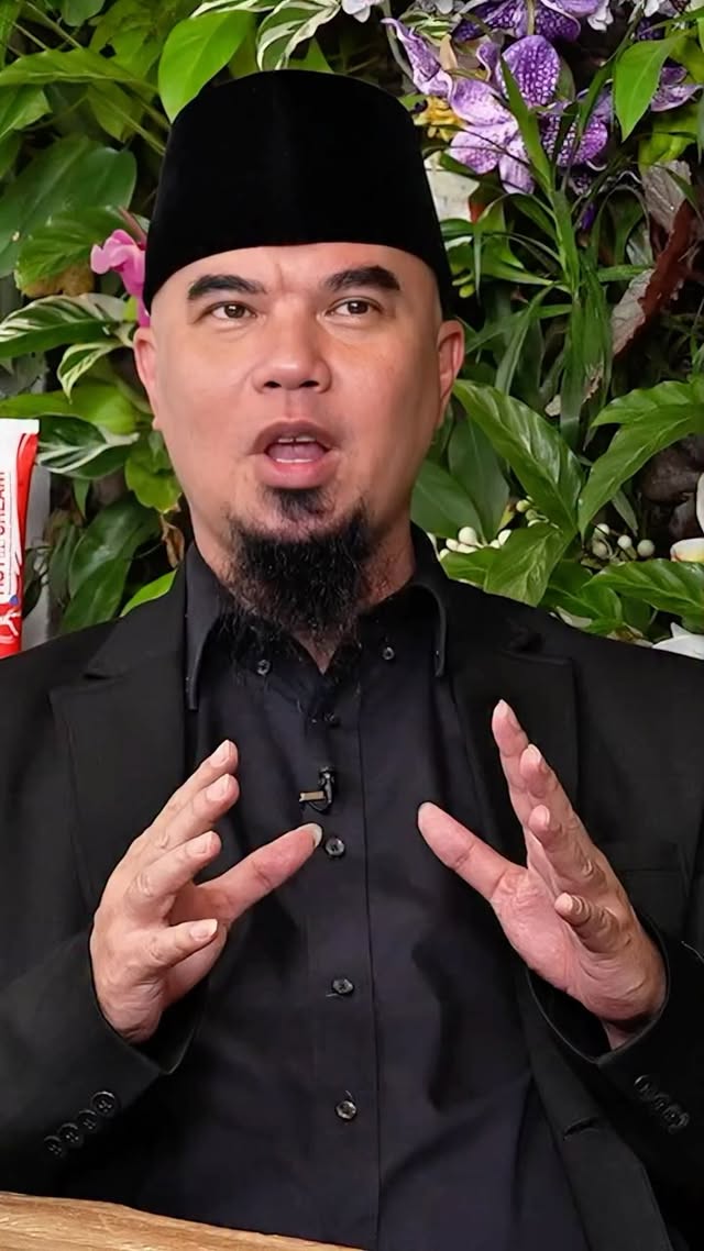 Pada saat gw menerima permintaan team beliau, gw udah feeling akan banyak yg komentar "kok dikasih panggung"
Ahmad Dhanni, sudah punya panggung sebelum orang kenal gw dan panggung dia lebih besar dari gw.
Yg gw bisa lakukan hanya mendengarkan dan mendoakan semoga masalah ini tidak jadi panjang๐๐ป