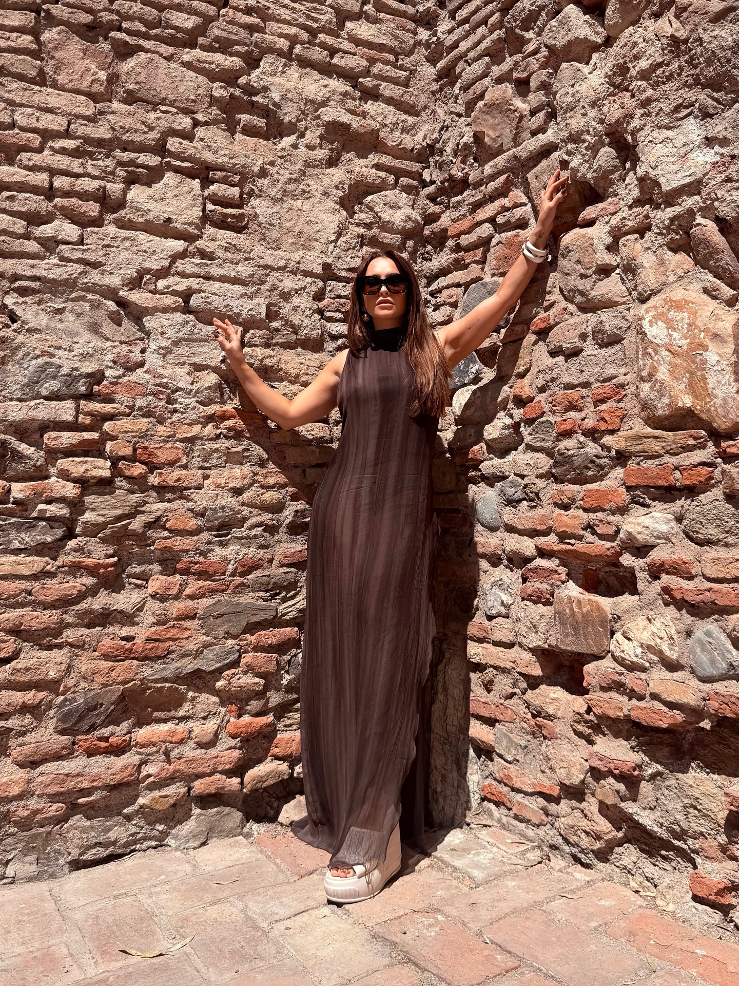 Lalalaiiiiiiii✨
Khadija turistando no castelo árabe de #Málaga! #españa