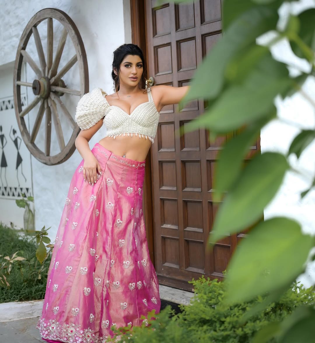 Your fav view 🥲
.
📸 @sathyaphotography3
👗 @designerrufinadaseef
💇♀️ @saisubha_hairstylist
💄 @makeupphysics
📍 @beach_terrace @vgp_universal_kingdom
Styling @paviiiee_08