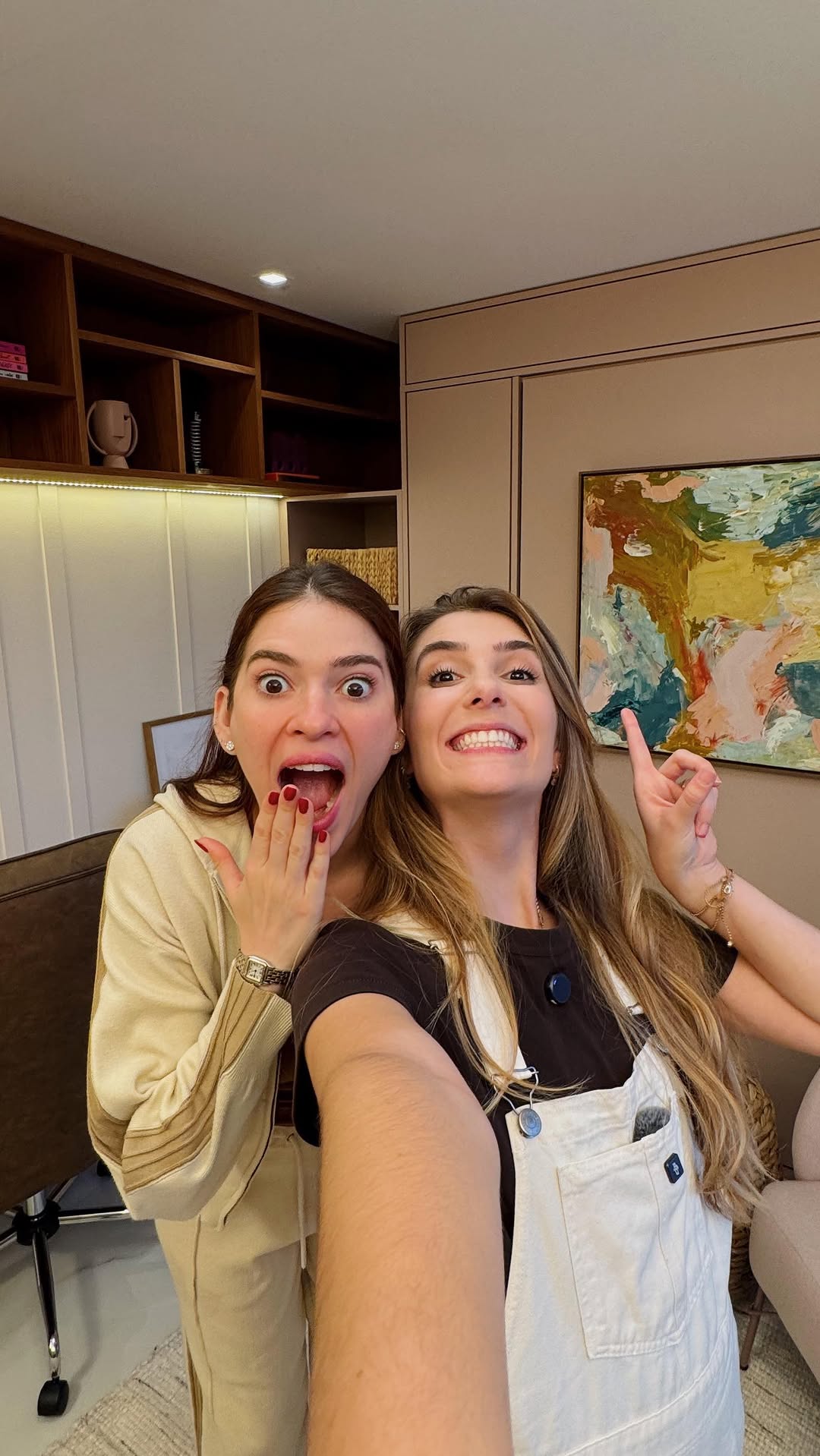 Finalmenteeeee, o resultado da reforma da @anaclaraac tá na mão de vocês, my friends (tô emocionadaaaaa).
A nossa missão era transformar esse cômodo em 6 dias e, graças a um trabalho em equipe e com muitas mãos, conseguimos 🤧
Quem fez toda a diferença nesse final foi a dona @tokstok, que equipou o quarto e trouxe ainda mais aconchego 🫶🏼 Desde estante, poltrona, espelho, tapete… a penteadeira mesmo, eu queria pra mim 😮💨 E eu ainda tenho um cupom de 10% off, válido pro site e app, pra vocês aproveitarem também: JHENNY10 (só não acumula com produtos já promocionados, tá?)
E claro, essa reforma não seria Jhenny à Obra sem uma arte. Então adicionei uma tela que pintei exclusivamente pra Ana, e a plaquinha oficial também não poderia faltar!
A reação da Ana a gente já sabe, agora quero saber a de vocês 🫵🏼 Comentem aqui, quero saber: gostarô? Se sim, já sabe… deixa a gente saber nos comentários?
Um beijo, e até logo mais!
Publicidade
#obra #reforma #programa #jhennyaobra #decor #antesedepois