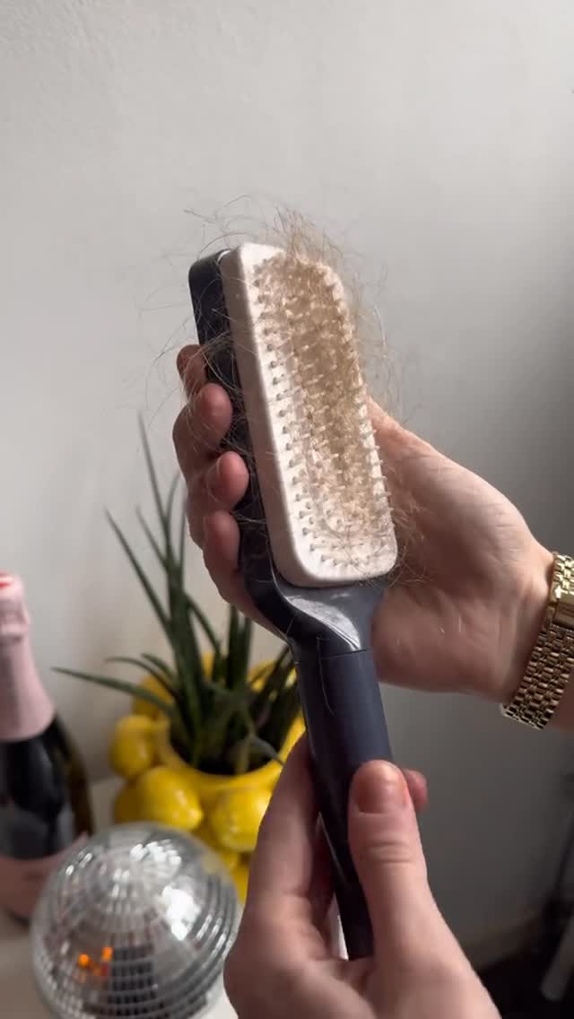 To save time and avoid frizz this is the best hair brush 😍 #beauty #beautytips #beautybloggers #beautyaddict #beautyhacks #hair #hairtips #hairgoals #haircaretips #hairbrush #hairbrushes