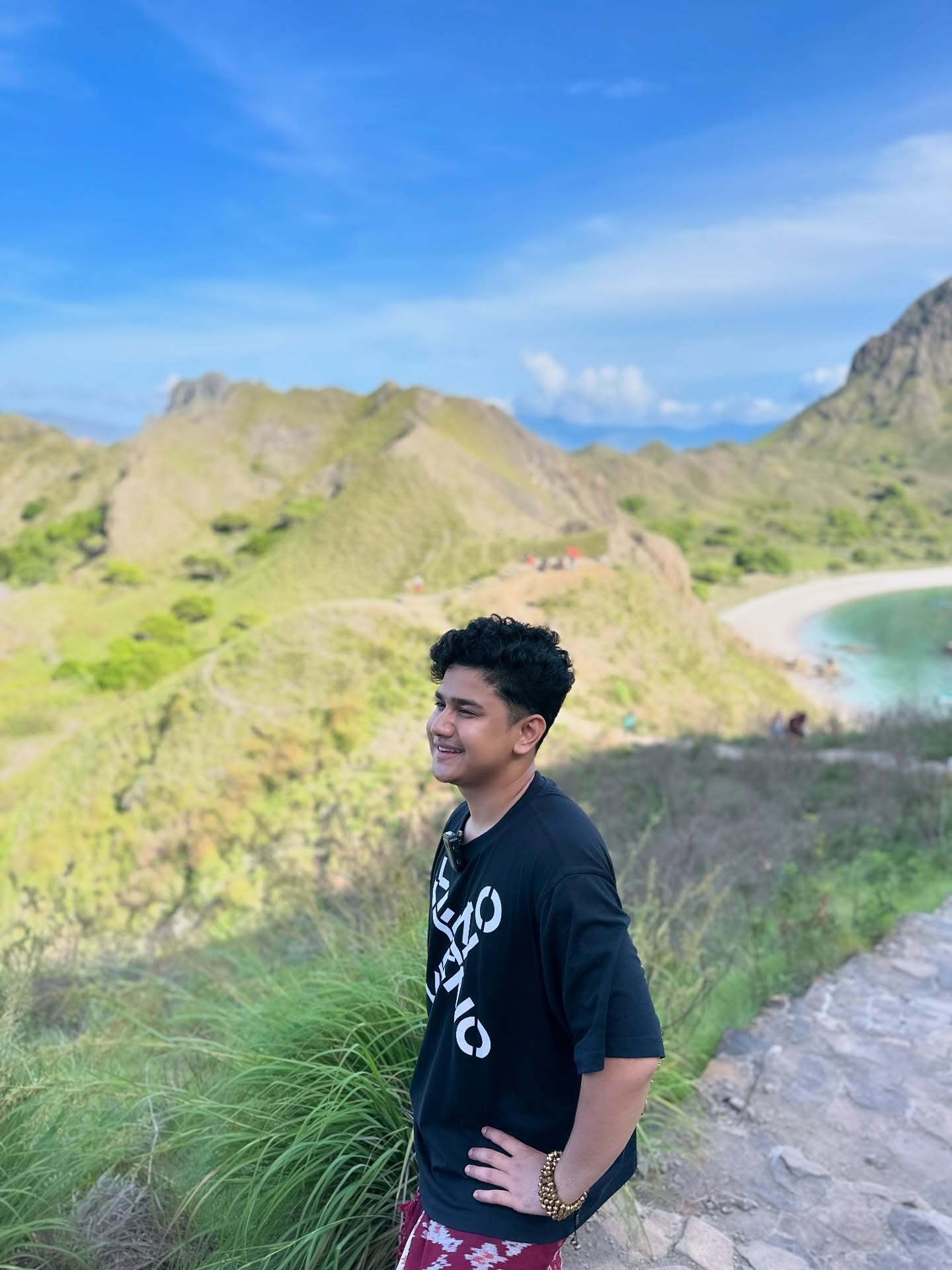 Seorang pernah bertanya "Kenapa artis kir? Kenapa milih jalur entertaint?" Yaa ga milih sih, tapi pas dikasih pilihan ini cuma mikir..
'Kalo dengan jalan ini bisa menyebarkan manfaat lebih luas dan lebih jauh jangkauan manfaatnya kenapa engga?
_____
Saat kita udah ketemu 'tujuan' dalam apa yang kita jalanin dalam hidup ini, disitu baru namanya kita hidup.
Hidup bukan sekedar ikut ikutan tanpa tujuan.
Tapi tentuin tujuannya, nanti yang lain bakal ngikut. 😊👌🏻
#SyakirDaulay
