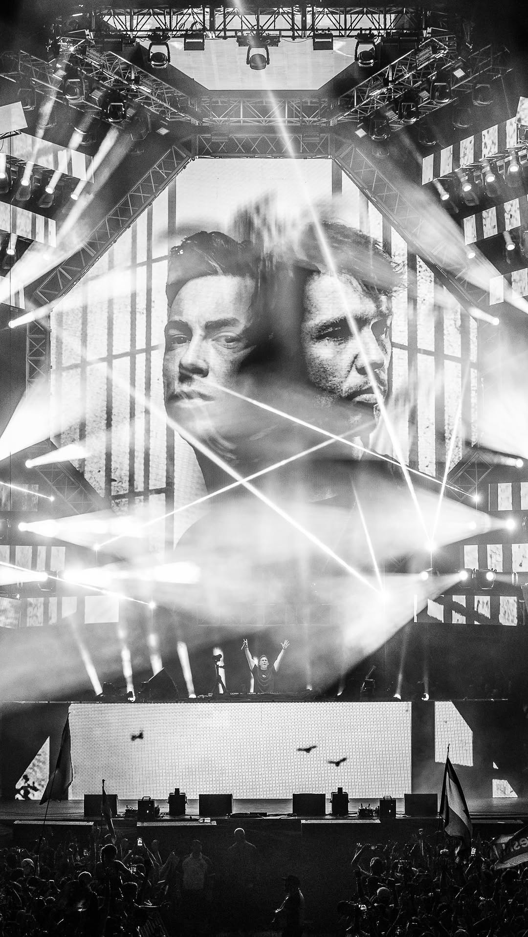 Itโs finally out now! โค๏ธโ๐ฅ The highly anticipated 2025 Hardstyle anthem โHideawayโ by @hardwell & @atmozfears featuring @jaimesmusic is now all yours ๐ฅ
Whoโs playing this song on repeat? ๐
