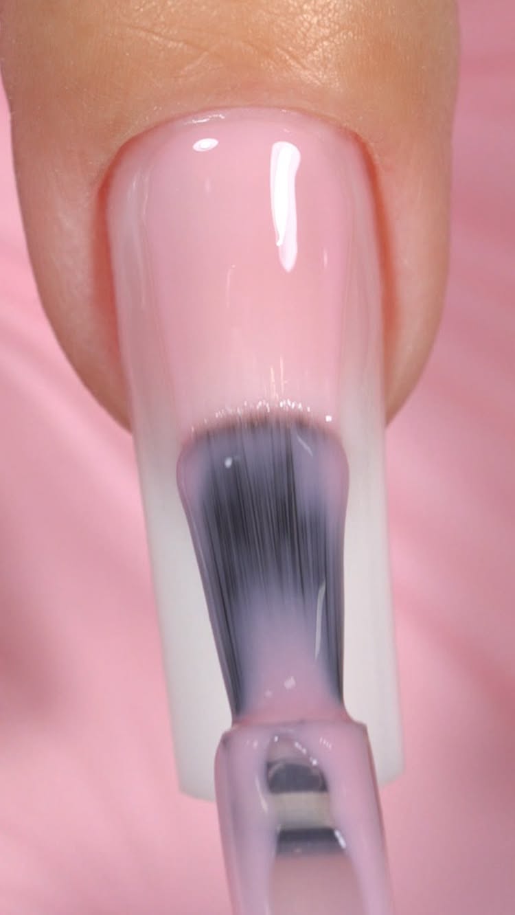 Um babyboomer usando apenas um gel e um top coat? Sim! Com o Strong Borda Camuflada e o Mirror Shine Pink consegue fazer este babyboomer super natural e maravilhoso! 😍💅🏻
#nails21 #vinteunicas #nailsofinstagram #nailpro #nailsart #nailsdesign #nailsdone #viralnails #nailsoftheday #nailstyle #nails #nailtech #notd