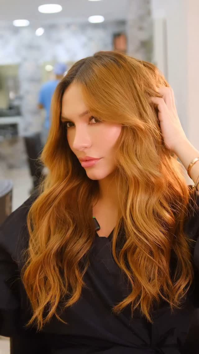 “¿Qué color te aplicas?, ¿quién es tu colorista?”
Estas son las preguntas más frecuentes que tienen sobre mi cabello y quiero decirles que hace varios años @jaircalabria se ha encargado de crear este tono para mí, manteniendo así mi cabello sano y cuidado. Esta es mi cita inflatable cuando visito la ciudad de Barranquilla; creo que ha sido el tono que más me favorece y me hace sentir confiada.
Pd: su Instagram por el momento no está funcionando, pero pueden agendar citas al : 3002476284
Gracias por siempre dejarme divinaaa ♥️