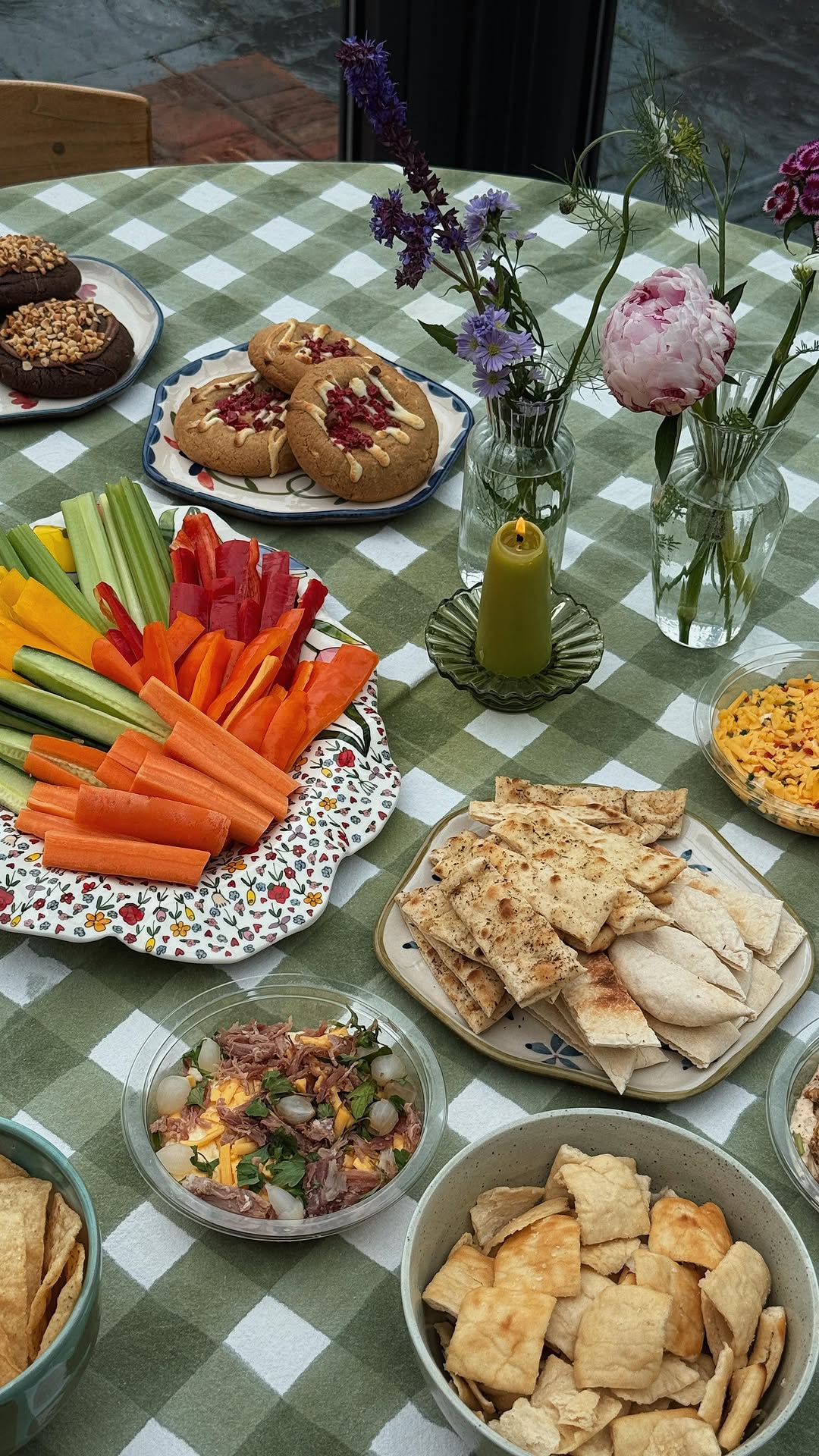 Ad | Already the go-to place for picky bits and picnics, @marksandspencerfood have more than 10 brand new dips for summer that you absolutely need to put on your shopping list! They also have new chunked n’ loaded cookies that are brimming with everything you could ever want in a cookie, including a gooey middle. The perfect treat! Which of these would jump in your trolley? 👀