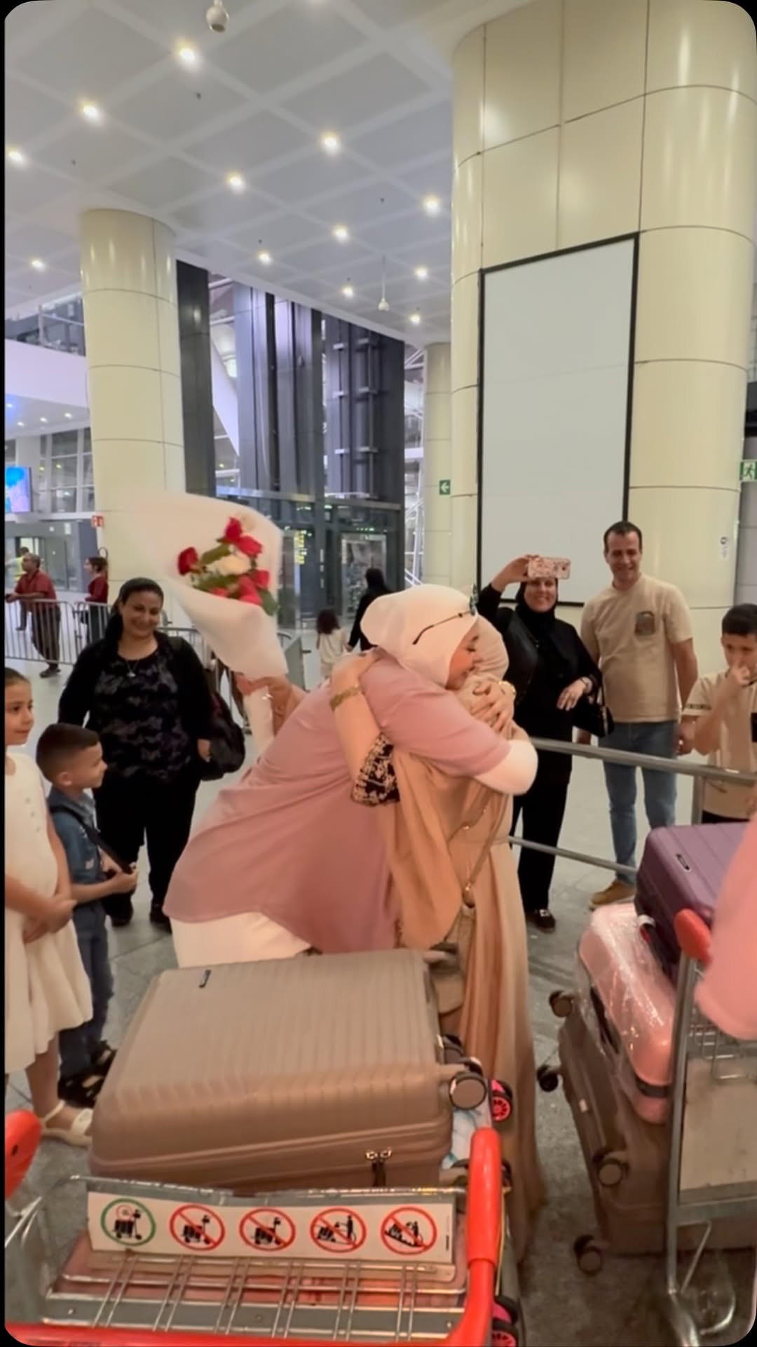 تأخر اللقاء جدا سنتين ولكن الظروف حكمت 🥺💔 الحمد لله وأخيرا مع زوجي لأول مرة وبعد عذاب طويل جيت لبلدي الجزائر وشفت أهلي❤️ الغربة صعبة والبعد أصعب ولكن هذا هو القدر❤️ كنت عايشة بنصف روح والآن اكتملت روحي من لميت أهلي مع زوجي❤️ الحمد لله 😭