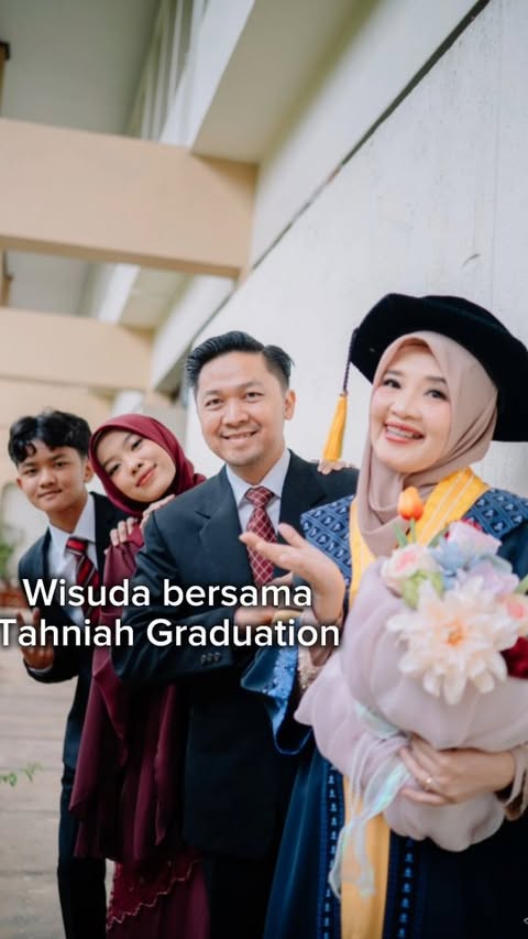 MasyaAllah akhirnya kesampaian impian saya pengen punya dokumentasi wisuda yang cakep. Terima kasih @tahniah.graduation yang sudah mewujudkannya. Padahal sudah 3x wisuda wkwkwk, tapi biasanya sibuk terus ga sempet nyari kebaya, make up, fotografer, dan lain-lain.
#tahniahgraduation