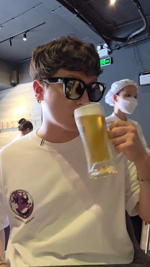 【 #량하효과 】
베트남 왔으면 대놓고 짝퉁 입어주는 게 간지지👍 ㅋㅋ
근데 귀엽잖아 디자인이ㅎㅎ
짱구 구찌 어때?! ㅋㅎㅎ
#웃는라인 @smileline_rha
#베트남 #다낭 #하노이
#마케팅 #K아카데미
#글로벌공연기획 #여행상품
#미팅 #회의