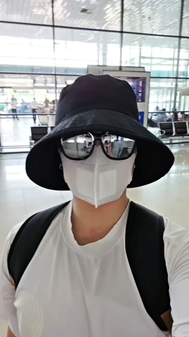 【 #량하효과 】
베트남 출장! 빠듯한 미팅 일정 끄읏~~
베트남에서 미팅이 잘 됐으니
한국에서 미팅 내용들을 잘 정리해서 실행으로~!
근데.. 이거 말고도 한국에서 할 게 너무 많아..
아~ 행복해 😅
#웃는라인 @smileline_rha
#베트남 #다낭 #하노이
#마케팅 #K아카데미
#글로벌공연기획 #여행상품
#미팅 #회의
