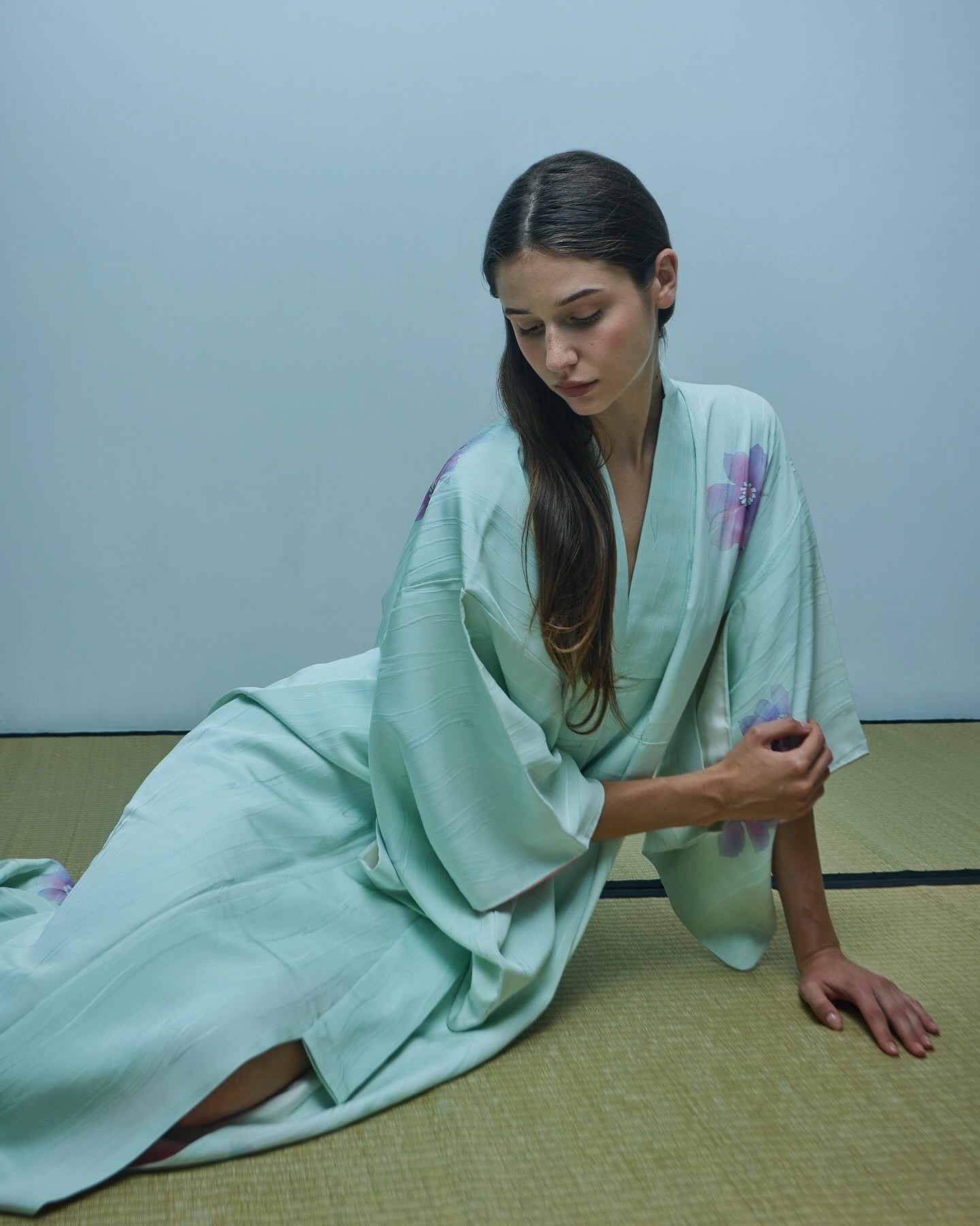 haiku n.2
nel piegarsi lento,
un’eco di viole mute.
l’indaco si allunga.
秘 (hi)
Ph: @shaun_shot
#poetry #haiku #japan